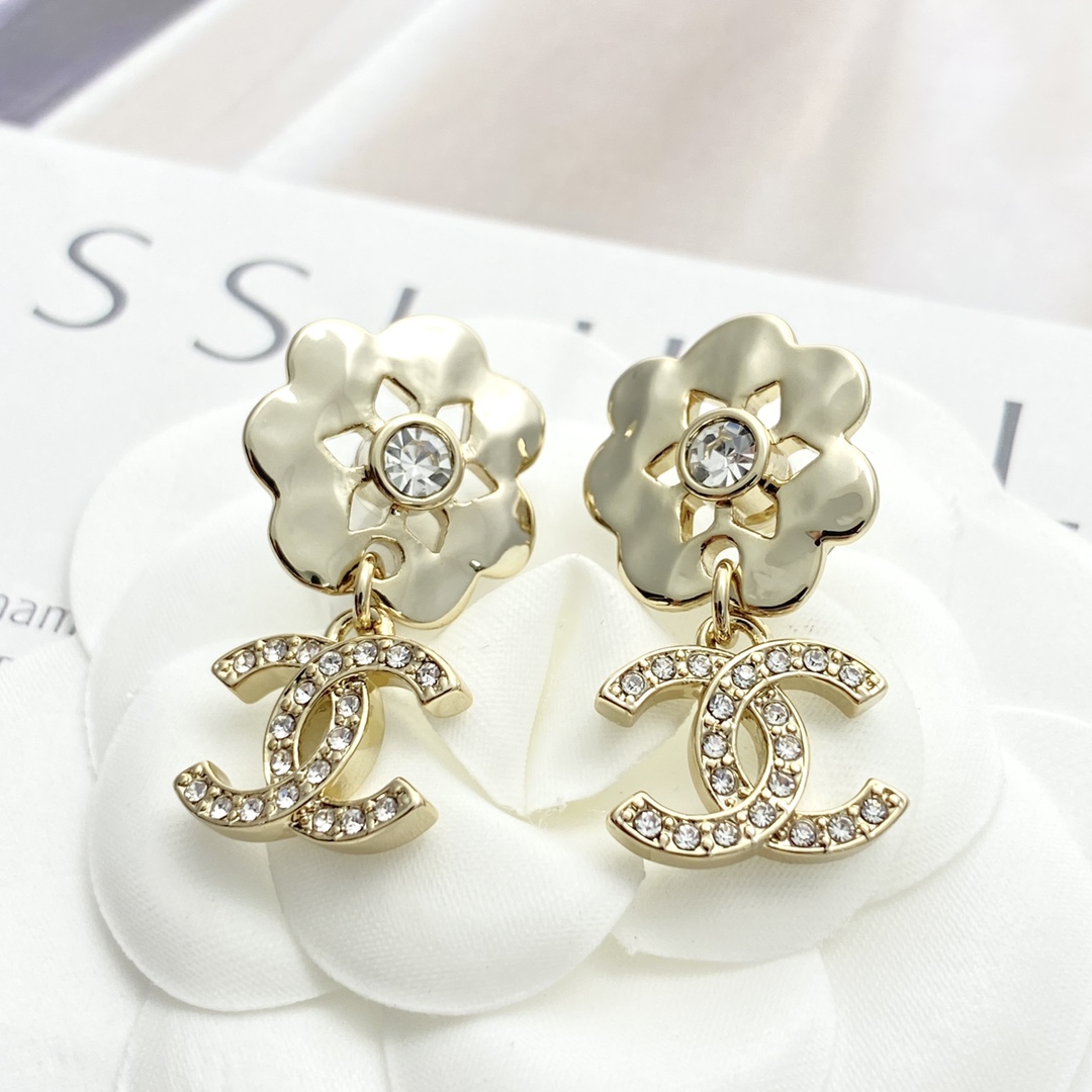 Chanel 高仿 女款 花朵鑲鑽垂墜耳環 優雅氣質款| 10 Chanel 高仿 女款 花朵鑲鑽垂墜耳環 優雅氣質款