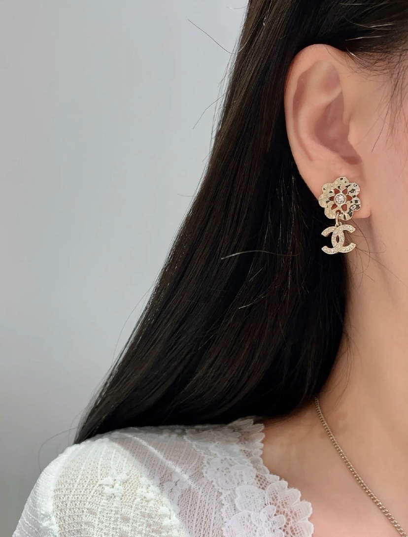 Chanel 高仿 女款 花朵鑲鑽垂墜耳環 優雅氣質款| 14 Chanel 高仿 女款 花朵鑲鑽垂墜耳環 優雅氣質款