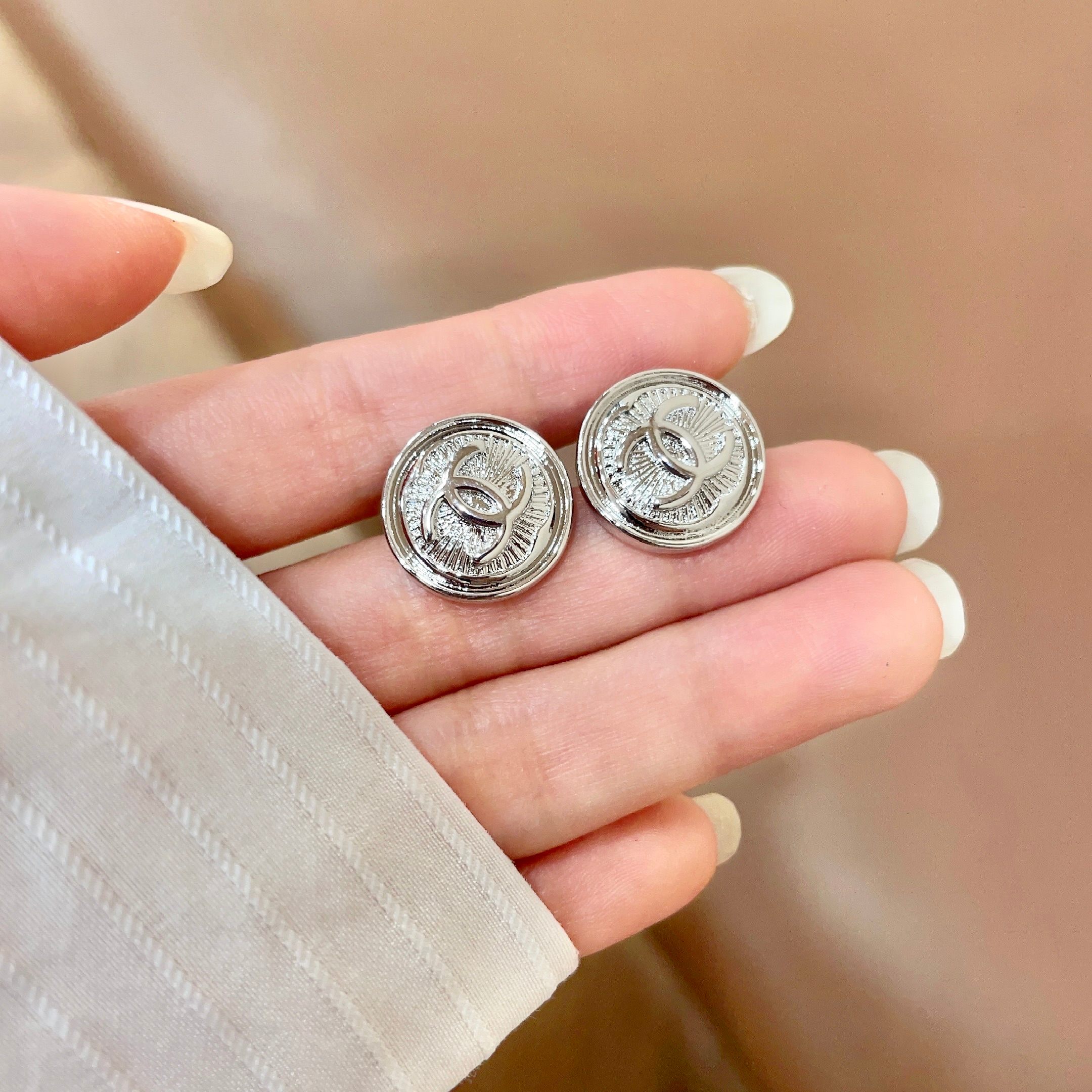 Chanel 原單 女款 珍珠金屬雙C耳環 氣質百搭款| 12 Chanel 原單 女款 珍珠金屬雙C耳環 氣質百搭款