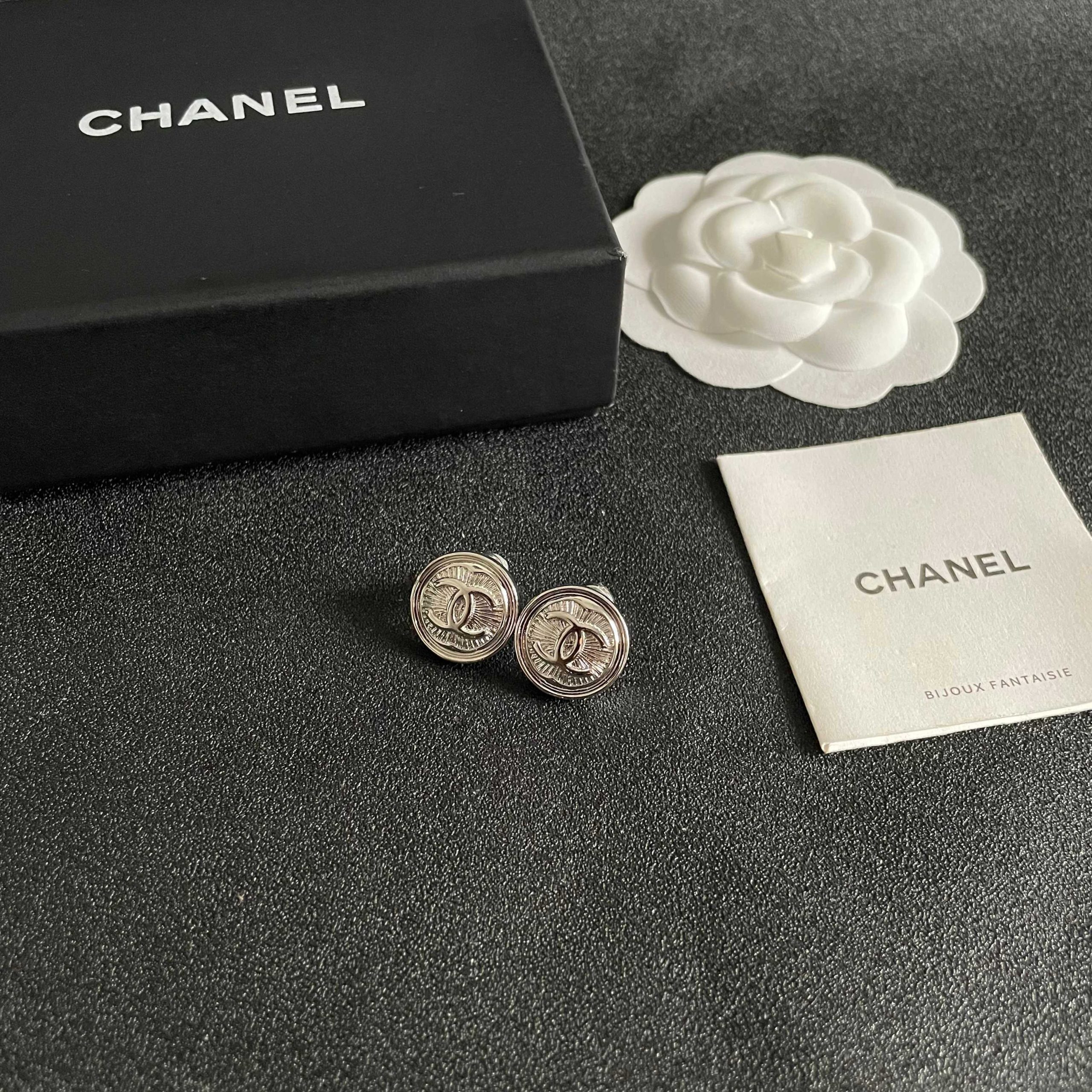 Chanel 原單 女款 珍珠金屬雙C耳環 氣質百搭款| 10 Chanel 原單 女款 珍珠金屬雙C耳環 氣質百搭款