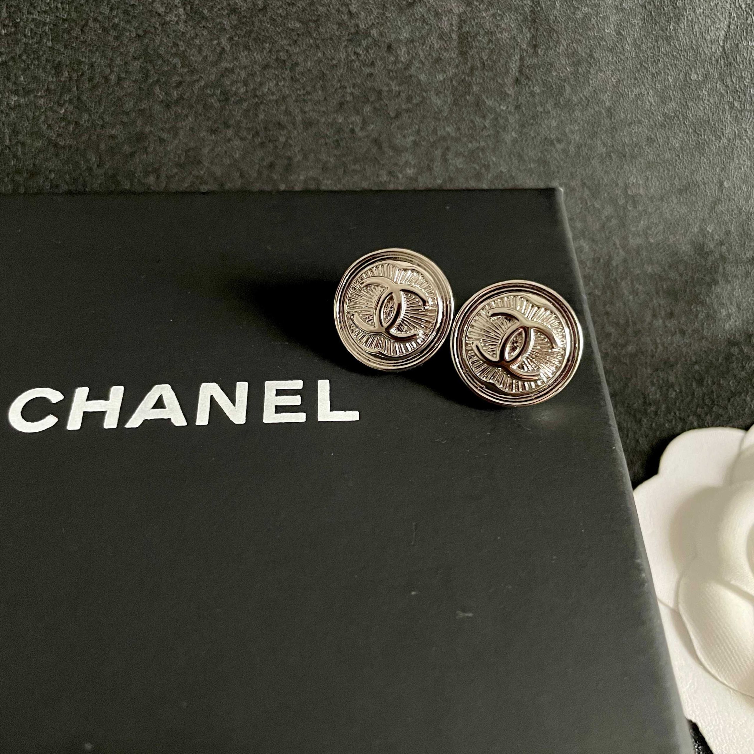Chanel 原單 女款 珍珠金屬雙C耳環 氣質百搭款| 7 Chanel 原單 女款 珍珠金屬雙C耳環 氣質百搭款