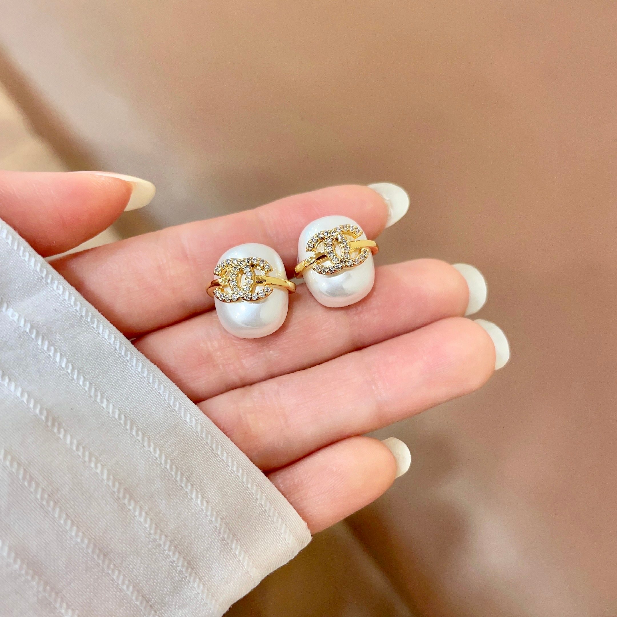 Chanel 原單 女款 白色琺瑯雙C耳環 簡約高級風| 12 Chanel 原單 女款 白色琺瑯雙C耳環 簡約高級風