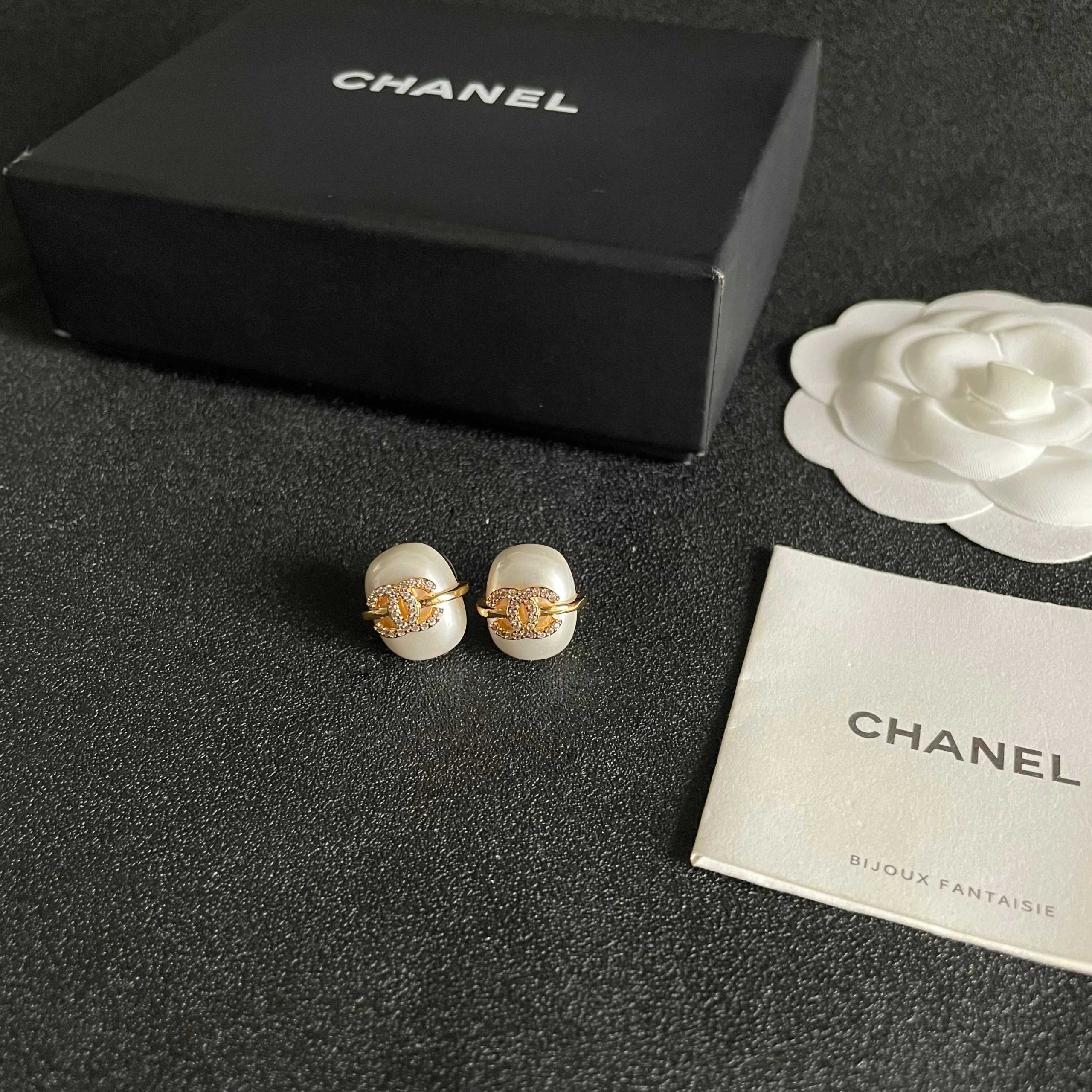 Chanel 原單 女款 白色琺瑯雙C耳環 簡約高級風| 11 Chanel 原單 女款 白色琺瑯雙C耳環 簡約高級風
