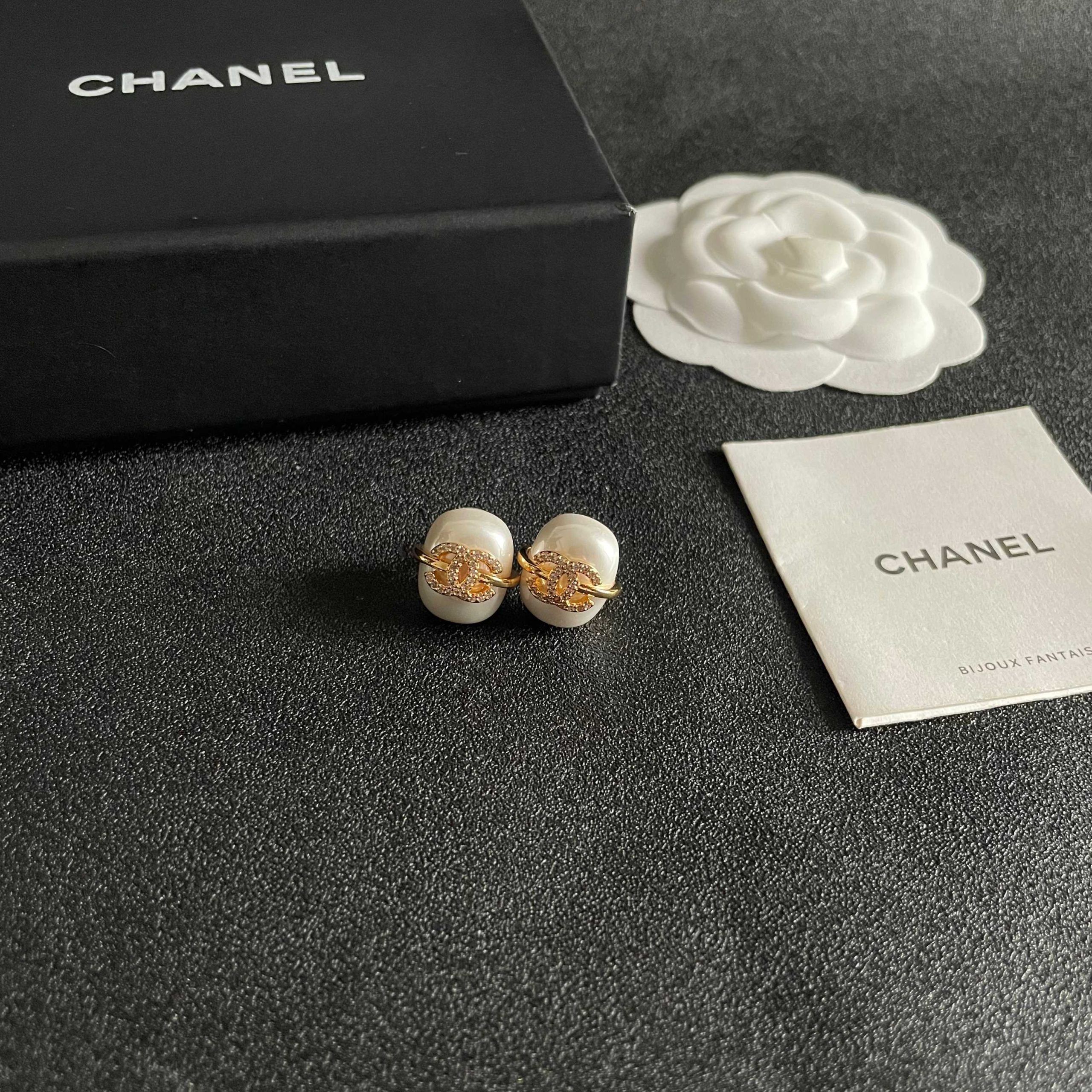 Chanel 原單 女款 白色琺瑯雙C耳環 簡約高級風| 10 Chanel 原單 女款 白色琺瑯雙C耳環 簡約高級風