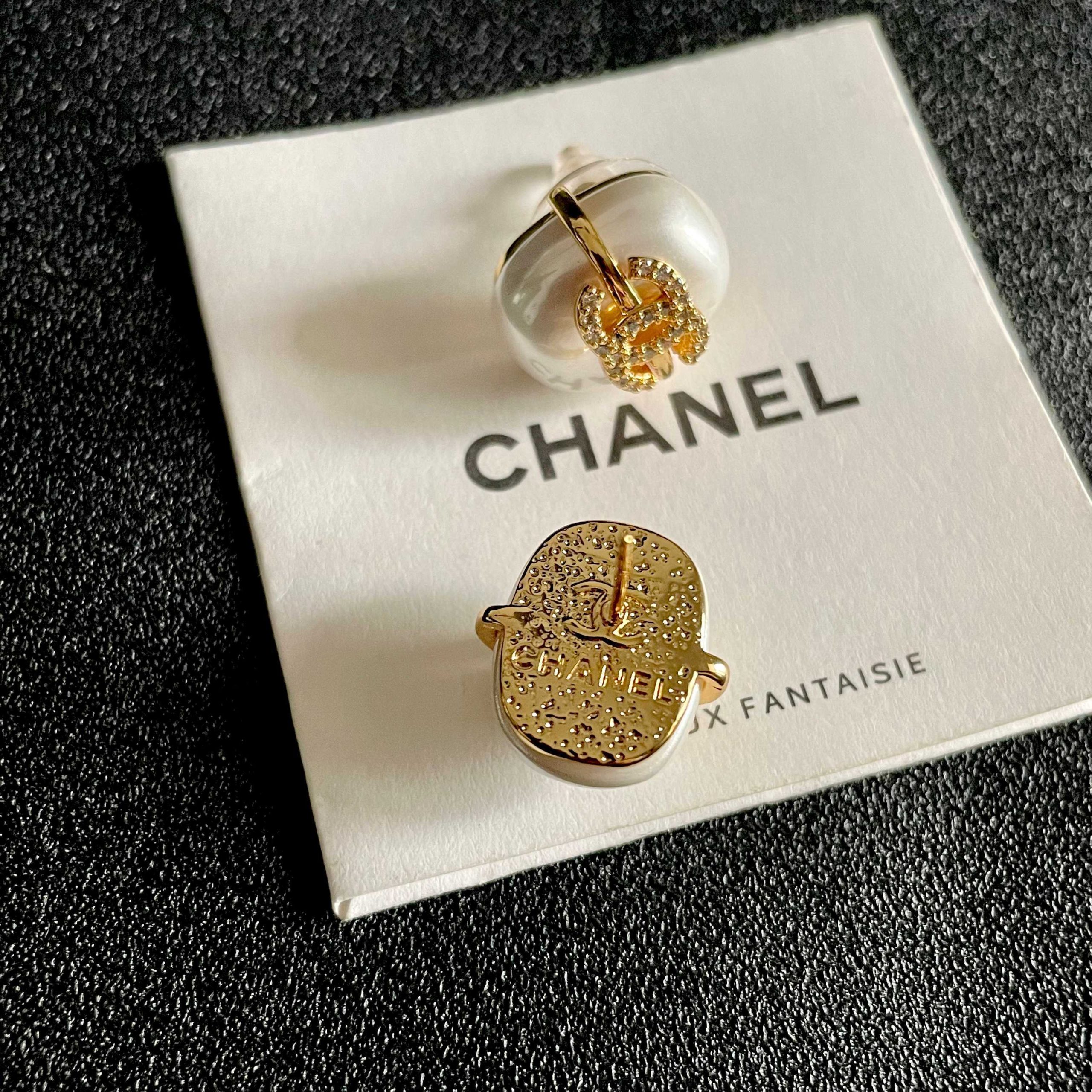 Chanel 原單 女款 白色琺瑯雙C耳環 簡約高級風| 9 Chanel 原單 女款 白色琺瑯雙C耳環 簡約高級風