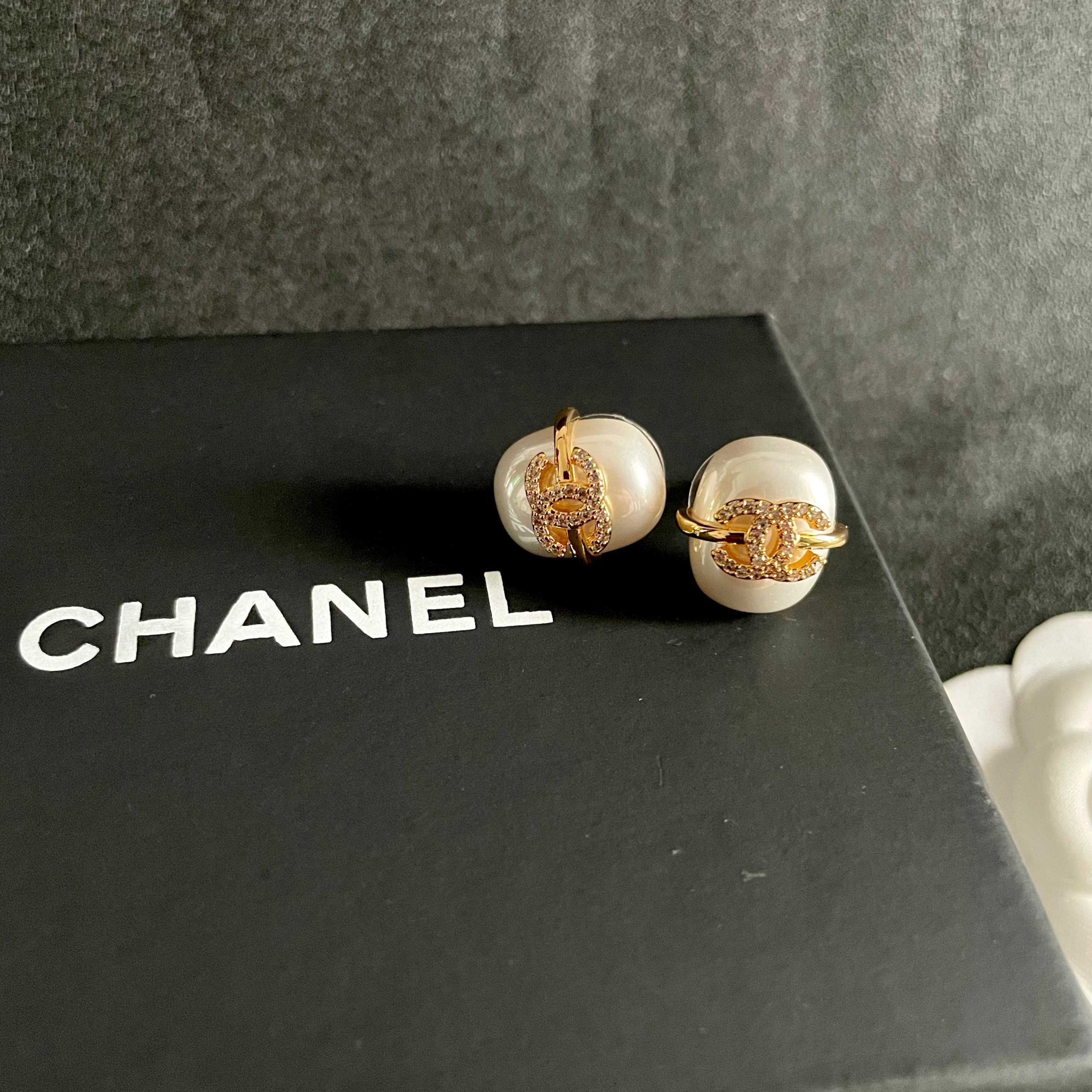 Chanel 原單 女款 白色琺瑯雙C耳環 簡約高級風| 7 Chanel 原單 女款 白色琺瑯雙C耳環 簡約高級風