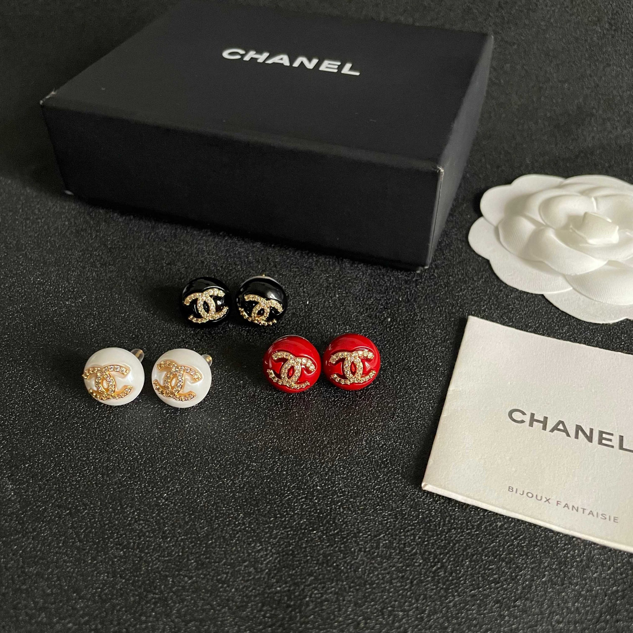 Chanel A貨 女款 白色圓形雙C耳環 氣質優雅款| 15 Chanel A貨 女款 白色圓形雙C耳環 氣質優雅款