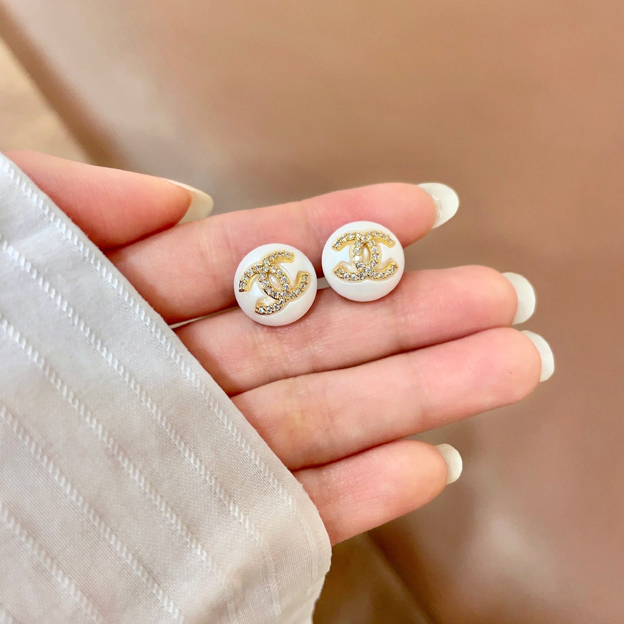 Chanel A貨 女款 白色圓形雙C耳環 氣質優雅款| 12 Chanel A貨 女款 白色圓形雙C耳環 氣質優雅款
