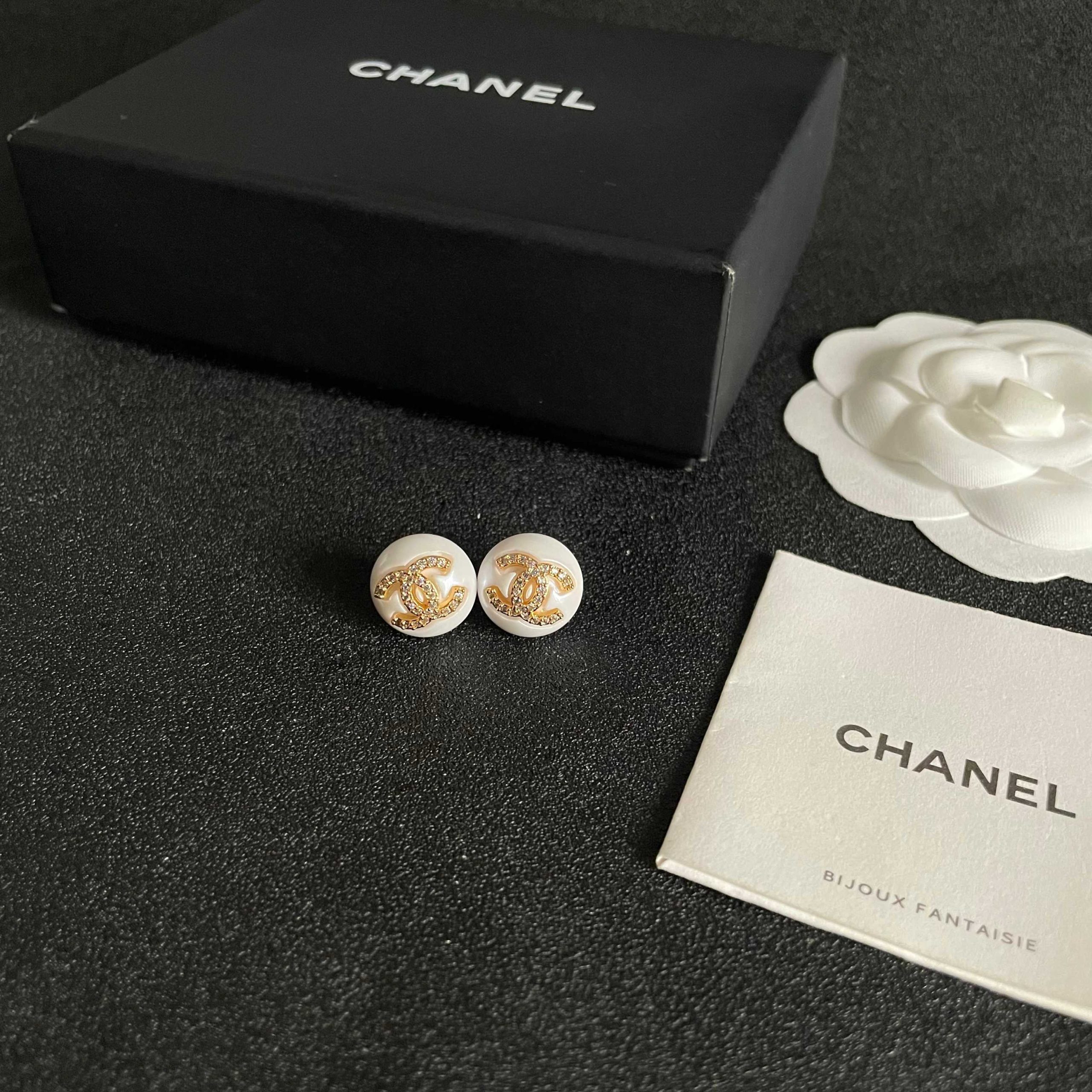 Chanel A貨 女款 白色圓形雙C耳環 氣質優雅款| 11 Chanel A貨 女款 白色圓形雙C耳環 氣質優雅款