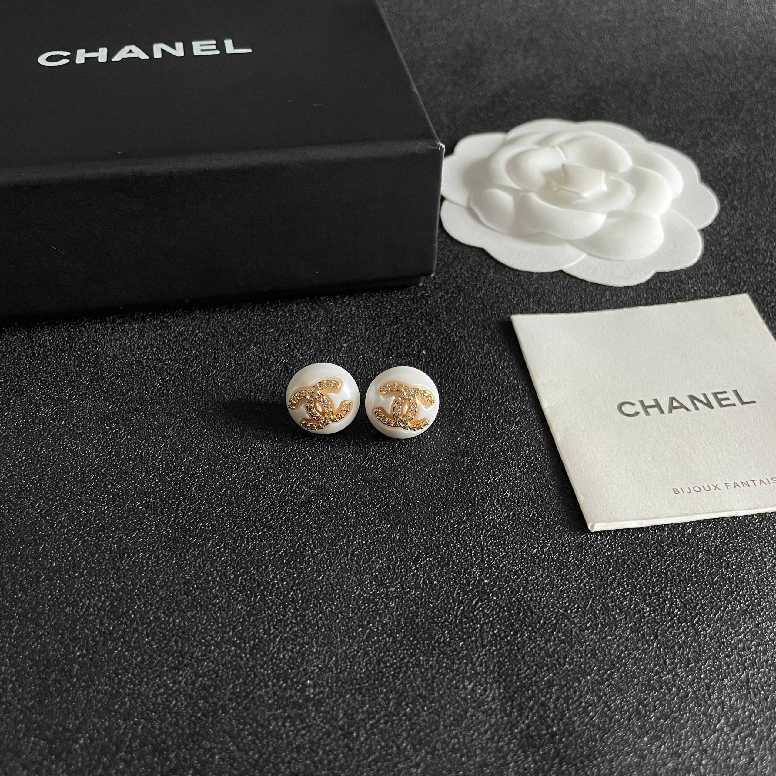 Chanel A貨 女款 白色圓形雙C耳環 氣質優雅款| 10 Chanel A貨 女款 白色圓形雙C耳環 氣質優雅款