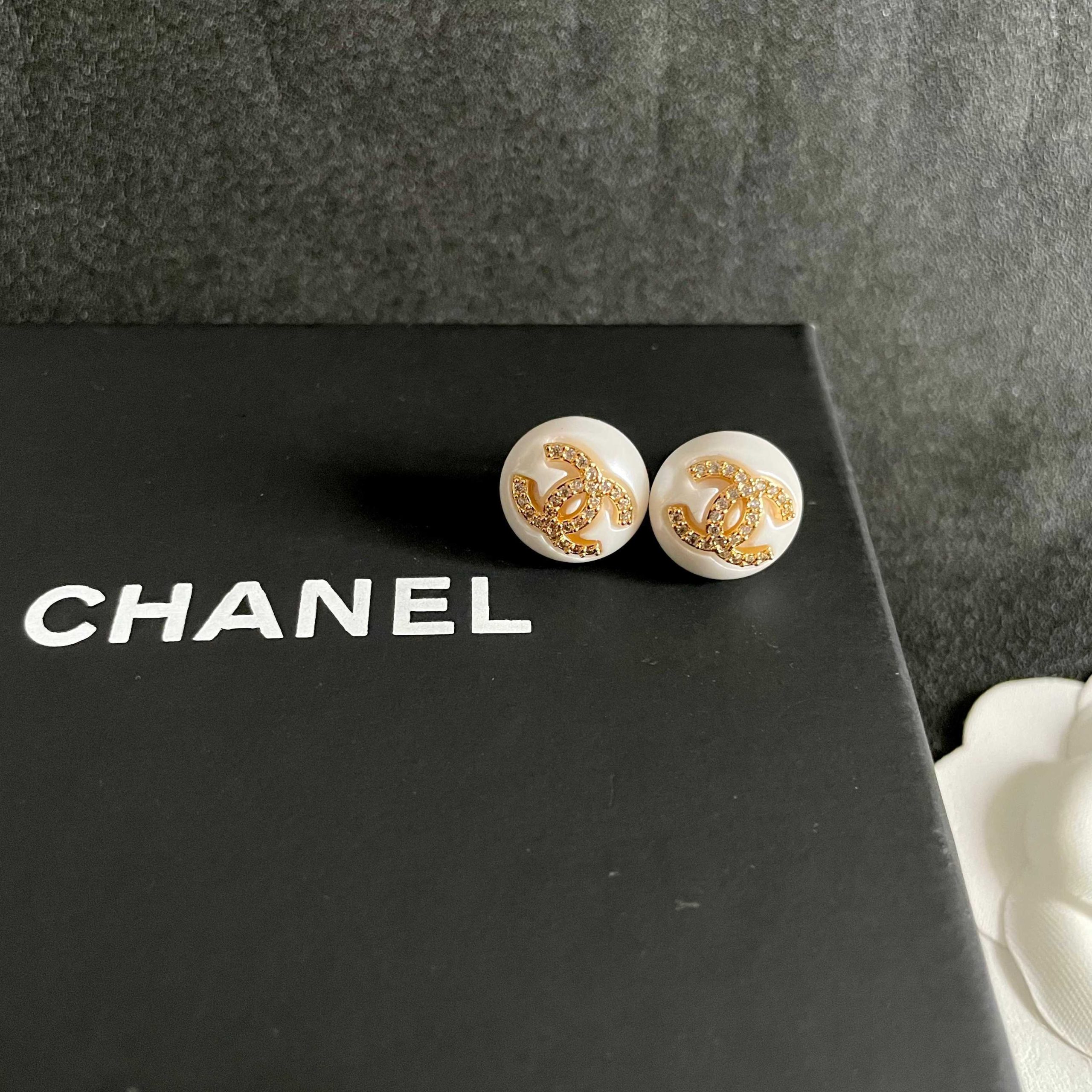 Chanel A貨 女款 白色圓形雙C耳環 氣質優雅款| 7 Chanel A貨 女款 白色圓形雙C耳環 氣質優雅款