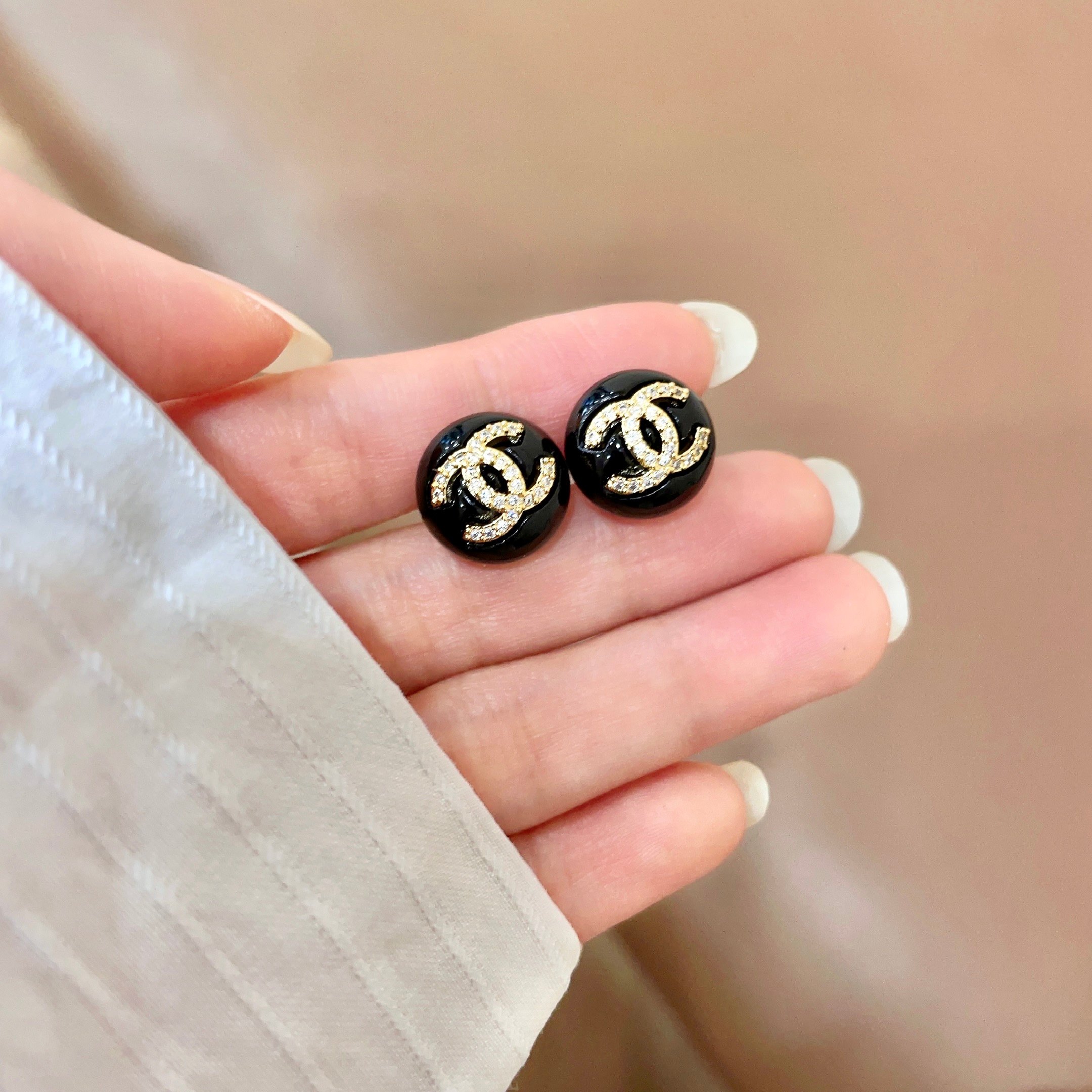 Chanel 高仿 女款 雙C圓牌耳環 黑色氣質款 百搭時尚| 12 Chanel 高仿 女款 雙C圓牌耳環 黑色氣質款 百搭時尚
