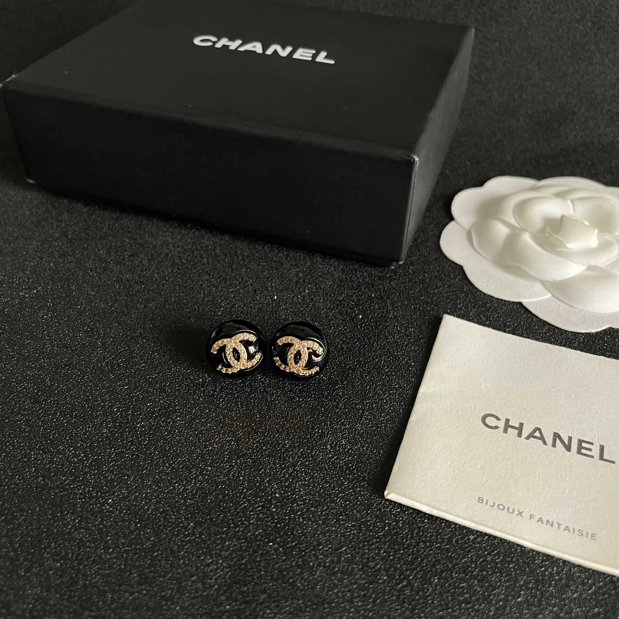 Chanel 高仿 女款 雙C圓牌耳環 黑色氣質款 百搭時尚| 11 Chanel 高仿 女款 雙C圓牌耳環 黑色氣質款 百搭時尚