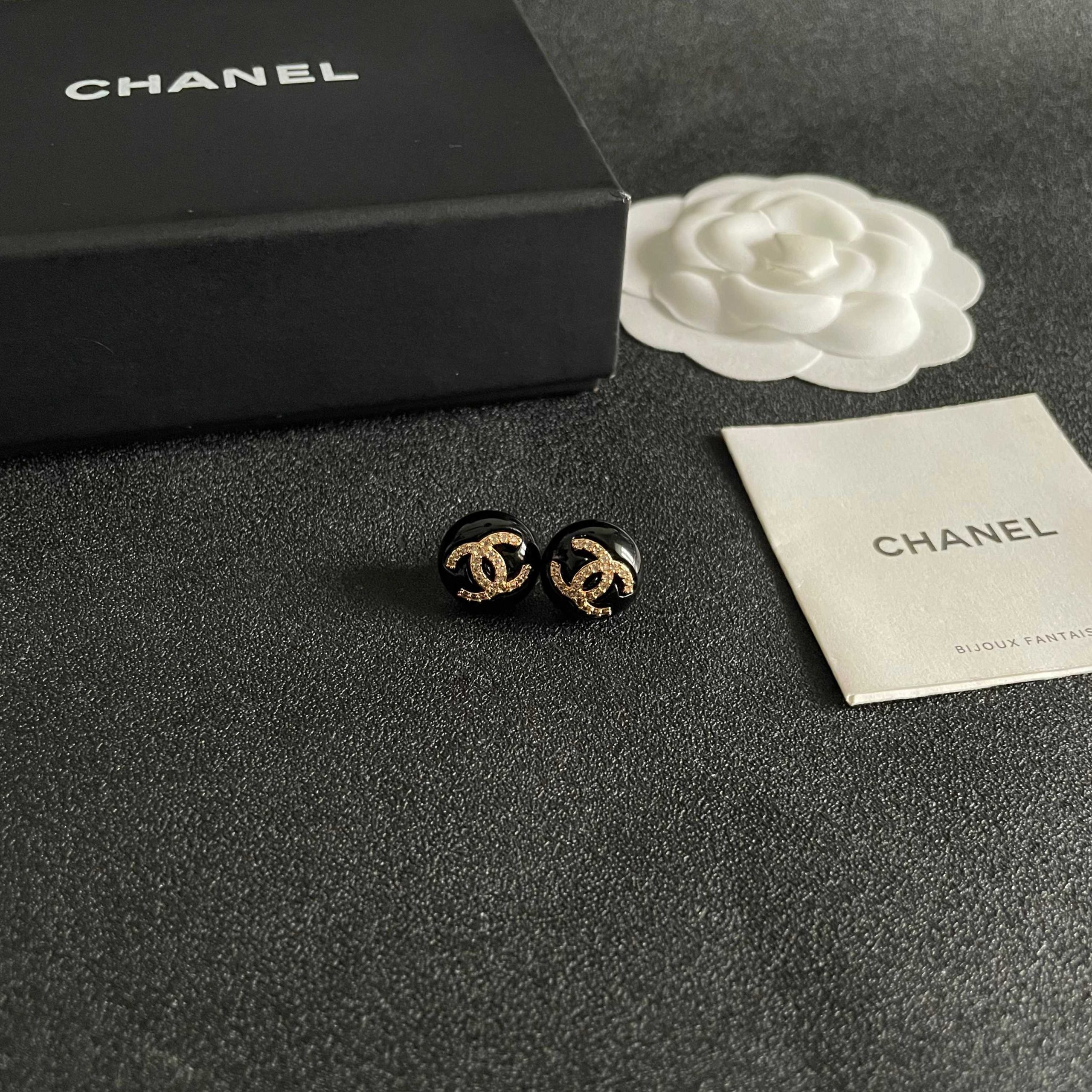 Chanel 高仿 女款 雙C圓牌耳環 黑色氣質款 百搭時尚| 10 Chanel 高仿 女款 雙C圓牌耳環 黑色氣質款 百搭時尚