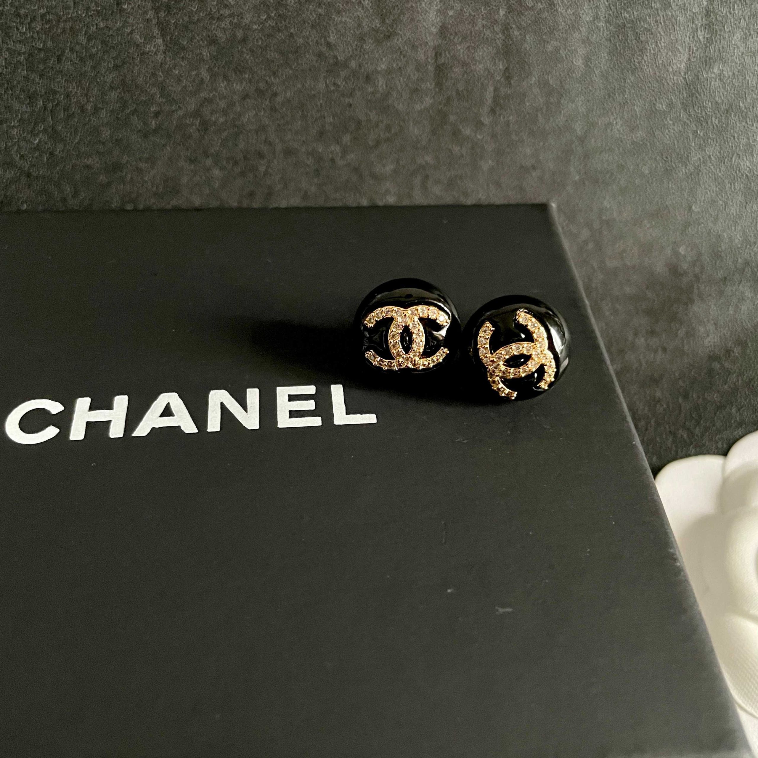 Chanel 高仿 女款 雙C圓牌耳環 黑色氣質款 百搭時尚| 7 Chanel 高仿 女款 雙C圓牌耳環 黑色氣質款 百搭時尚