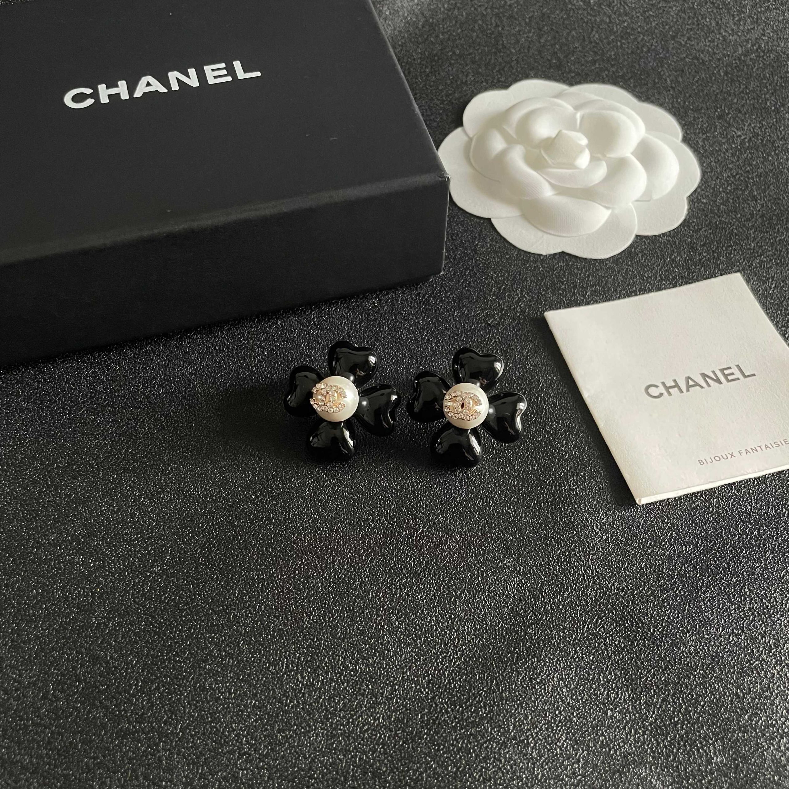 Chanel 原單 女款 黑色花朵耳環 氣質設計 經典百搭| 10 Chanel 原單 女款 黑色花朵耳環 氣質設計 經典百搭