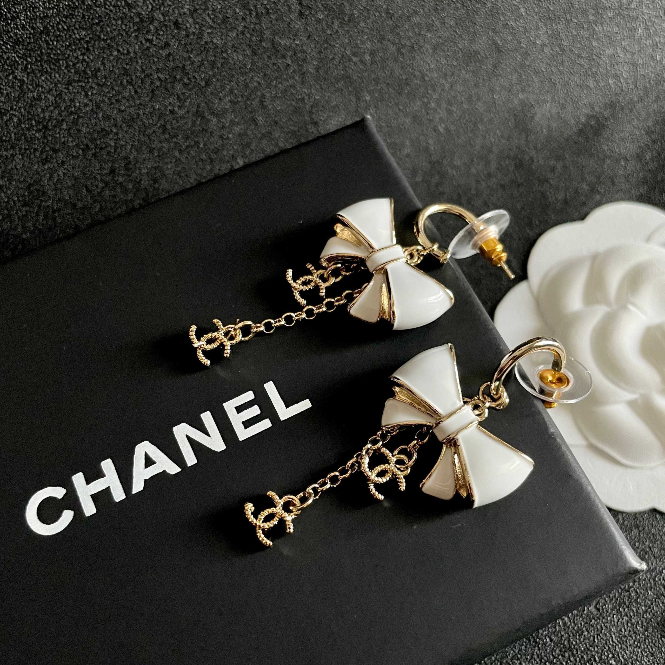 Chanel 高仿 女款 白色蝴蝶結耳環 垂墜設計 甜美氣質| 7 Chanel 高仿 女款 白色蝴蝶結耳環 垂墜設計 甜美氣質