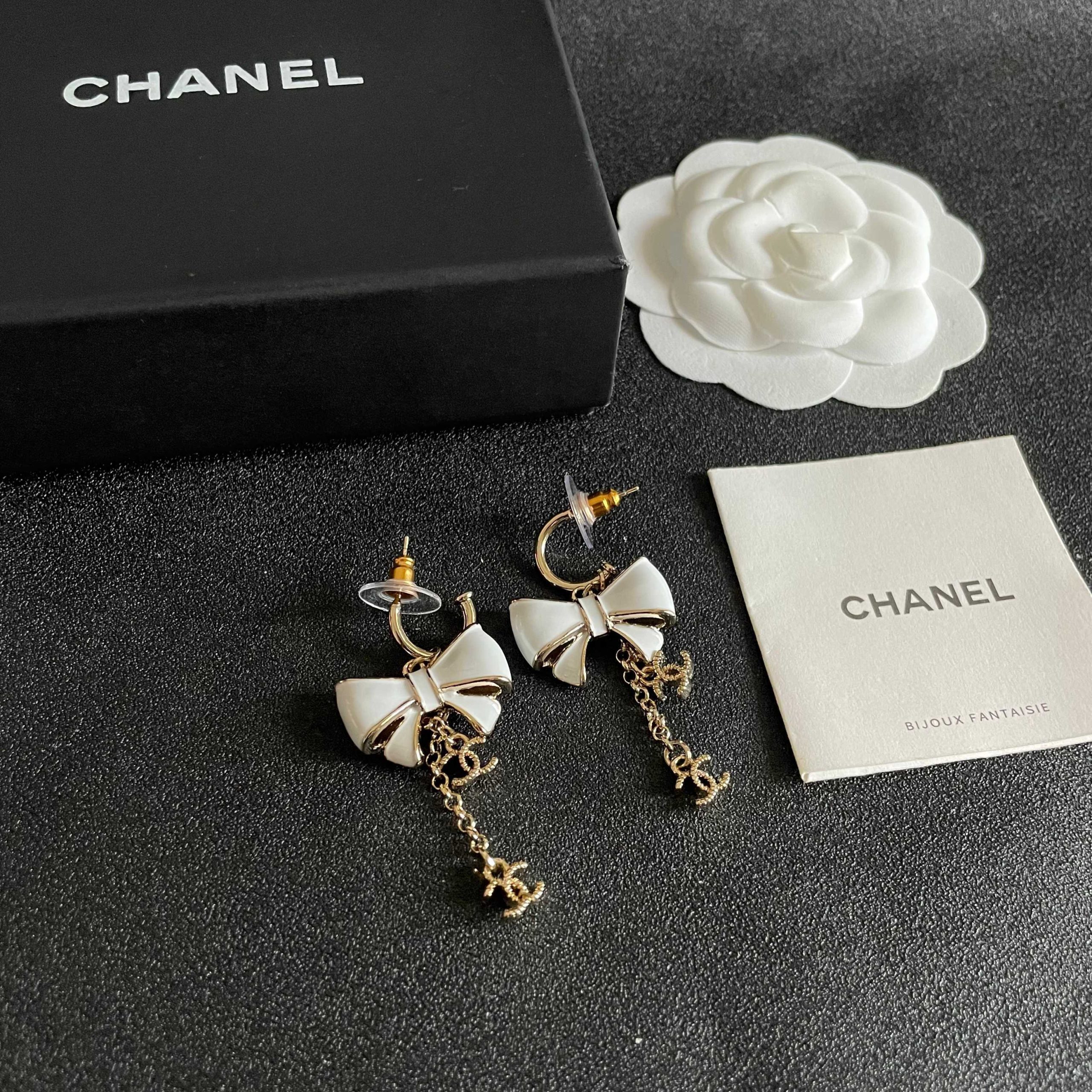 Chanel A貨 女款 白色蝴蝶結耳環 垂墜設計 氣質百搭| 10 Chanel A貨 女款 白色蝴蝶結耳環 垂墜設計 氣質百搭