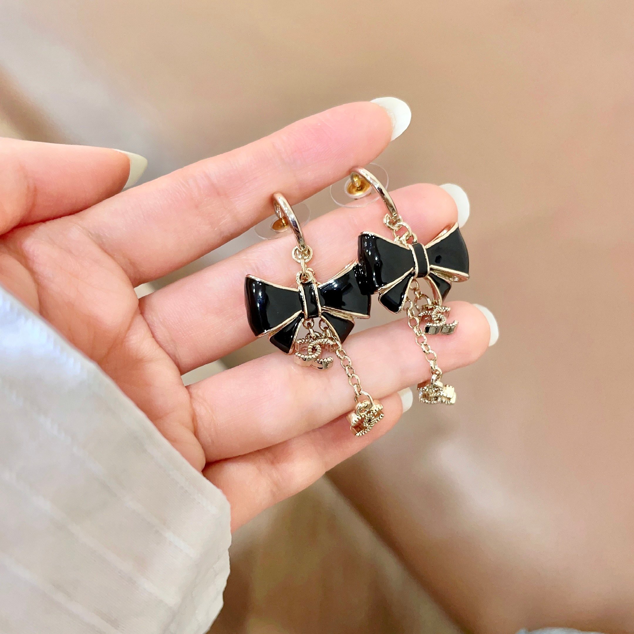 Chanel 高仿 女款 黑色蝴蝶結耳環 垂墜設計 氣質款| 12 Chanel 高仿 女款 黑色蝴蝶結耳環 垂墜設計 氣質款