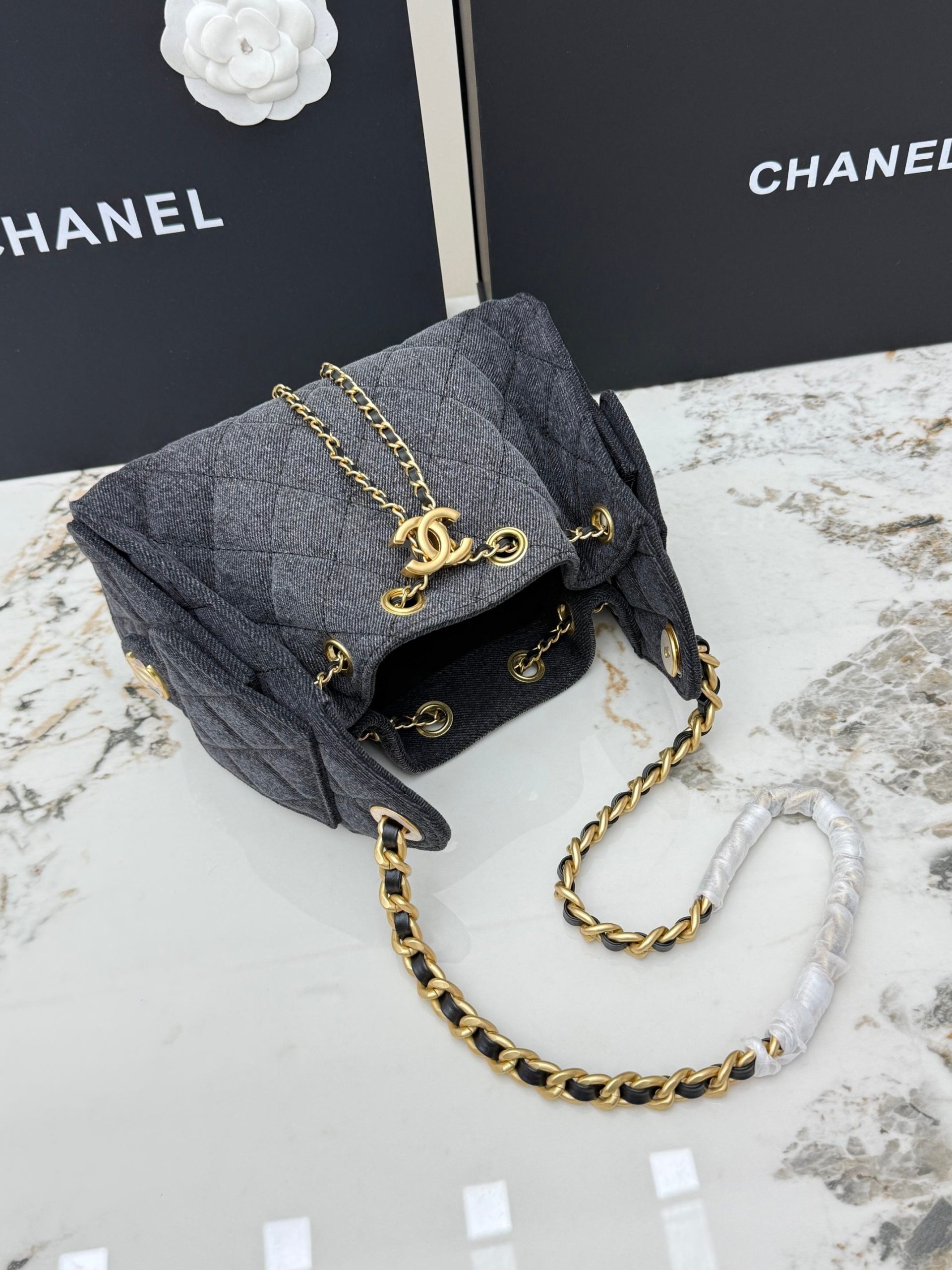 CHANEL 高仿 女款灰黑丹寧抽繩包 金鏈肩背休閒款| 9 CHANEL 高仿 女款灰黑丹寧抽繩包 金鏈肩背休閒款