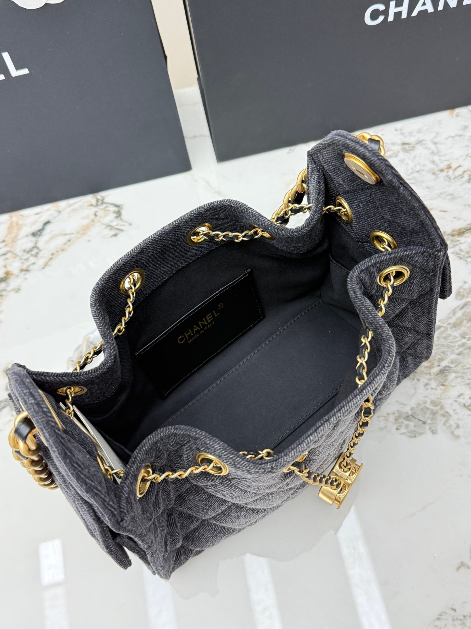 CHANEL 高仿 女款灰黑丹寧抽繩包 金鏈肩背休閒款| 8 CHANEL 高仿 女款灰黑丹寧抽繩包 金鏈肩背休閒款