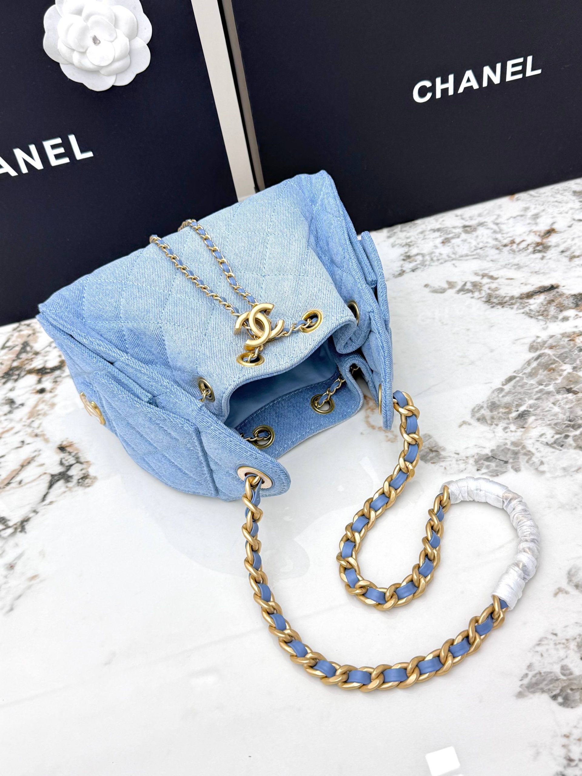 CHANEL 一比一 女款淺藍丹寧抽繩包 金鏈小巧百搭肩背款| 9 CHANEL 一比一 女款淺藍丹寧抽繩包 金鏈小巧百搭肩背款