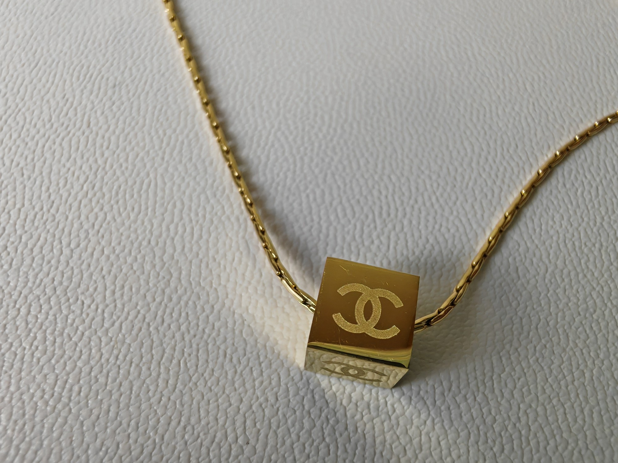 Chanel 金色立方 LOGO 項鍊 高仿 女款 立體方塊設計 氣質極簡風| 12 Chanel 金色立方 LOGO 項鍊 高仿 女款 立體方塊設計 氣質極簡風