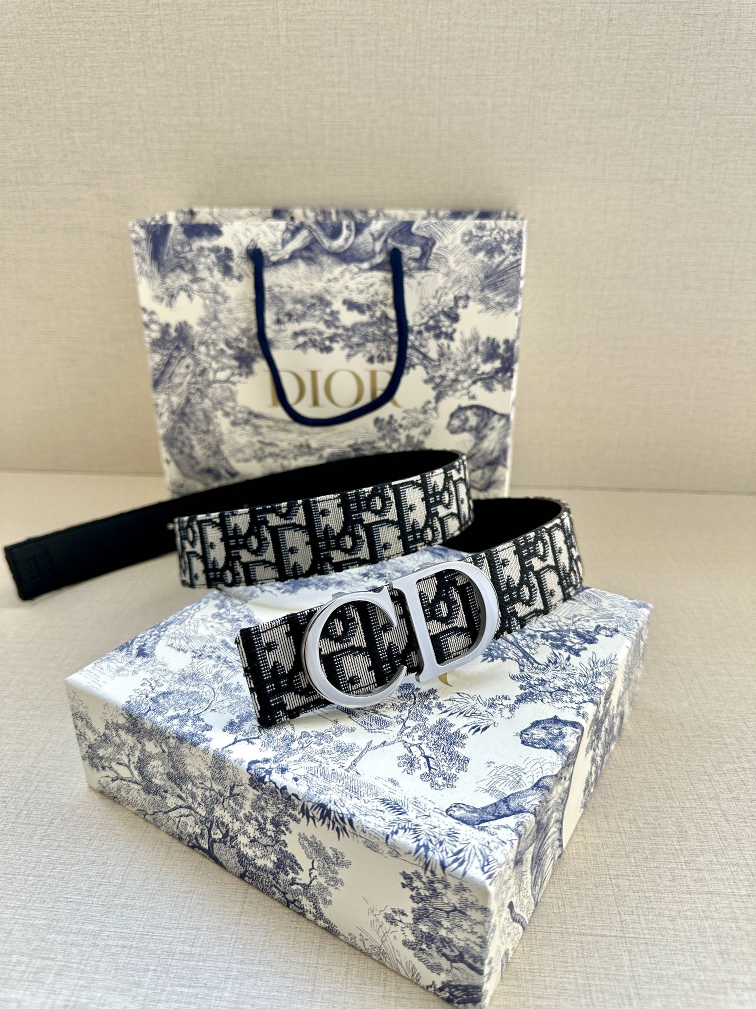 Dior 一比一 男款 CD黑色鱷魚壓紋皮帶 銀色扣頭 精品商務腰帶| 8 Dior 一比一 男款 CD黑色鱷魚壓紋皮帶 銀色扣頭 精品商務腰帶