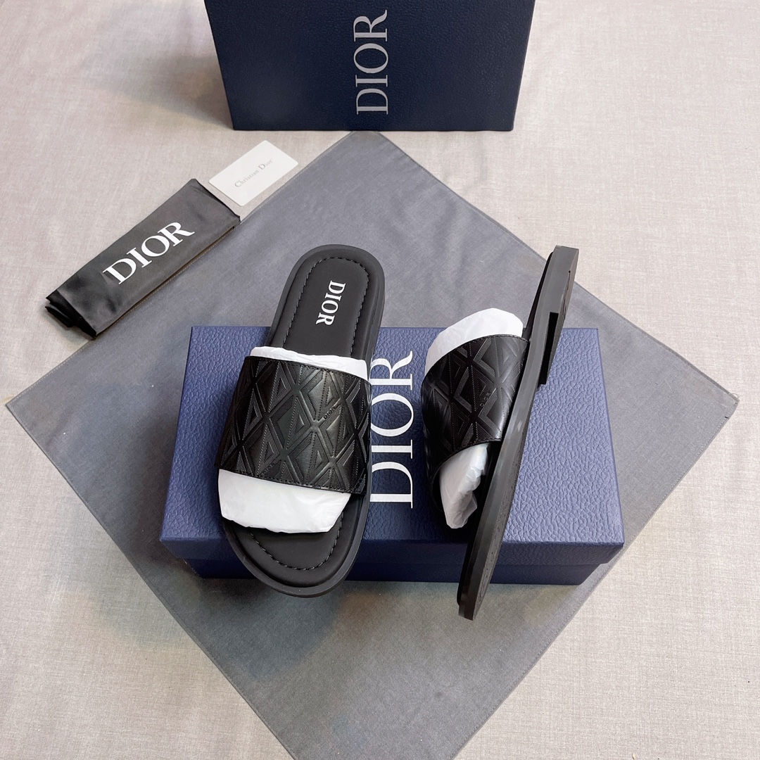 Dior 高仿 男款 經典壓紋寬帶拖鞋 休閒百搭設計| 14 Dior 高仿 男款 經典壓紋寬帶拖鞋 休閒百搭設計