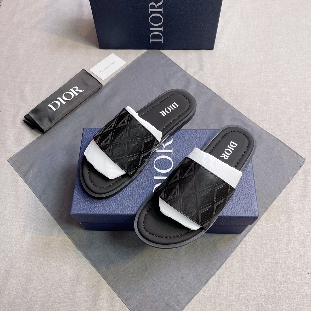 Dior 高仿 男款 經典壓紋寬帶拖鞋 休閒百搭設計| 13 Dior 高仿 男款 經典壓紋寬帶拖鞋 休閒百搭設計