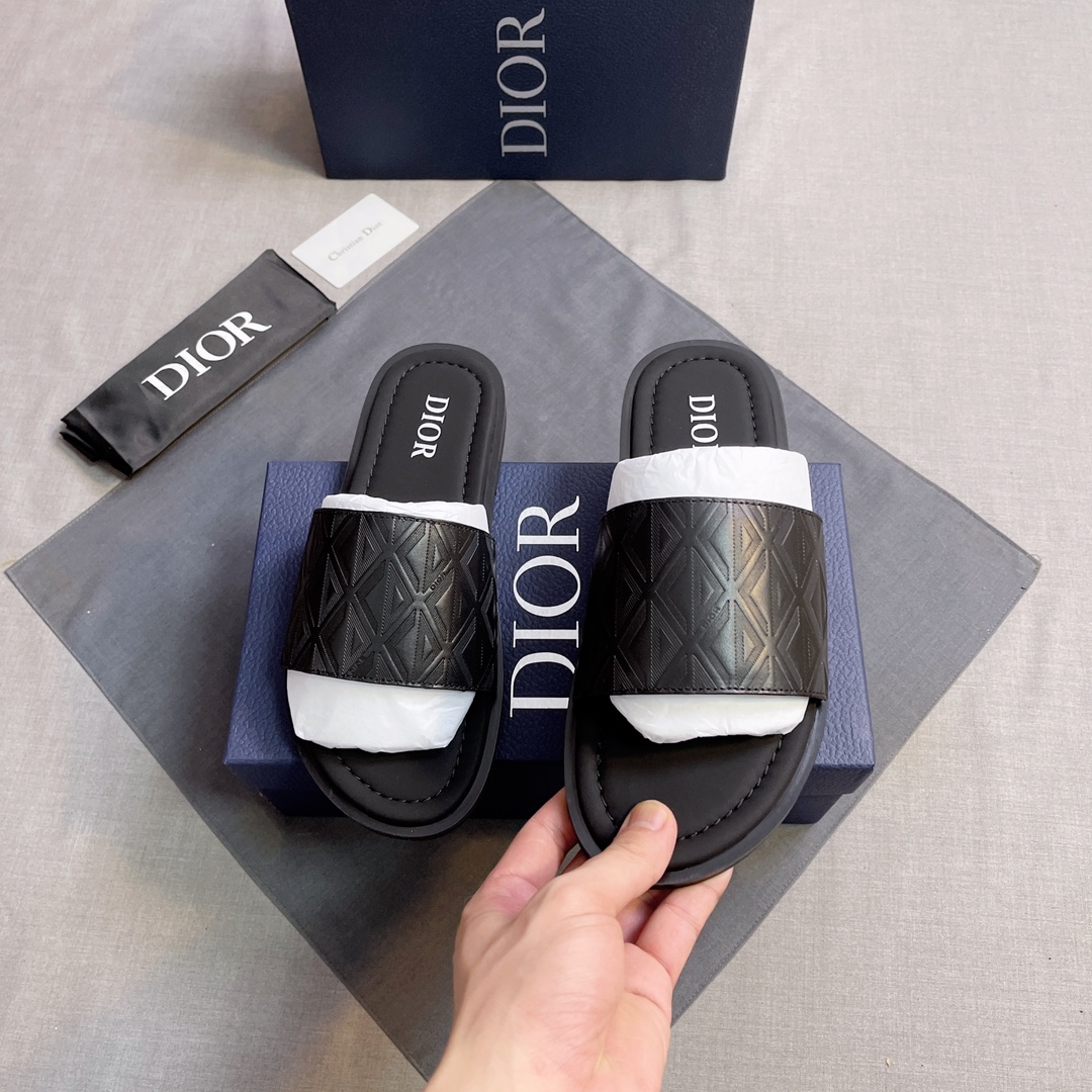 Dior 高仿 男款 經典壓紋寬帶拖鞋 休閒百搭設計| 12 Dior 高仿 男款 經典壓紋寬帶拖鞋 休閒百搭設計