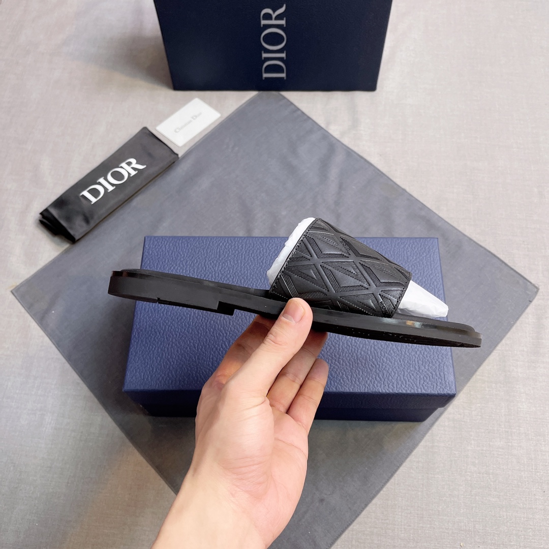Dior 高仿 男款 經典壓紋寬帶拖鞋 休閒百搭設計| 11 Dior 高仿 男款 經典壓紋寬帶拖鞋 休閒百搭設計