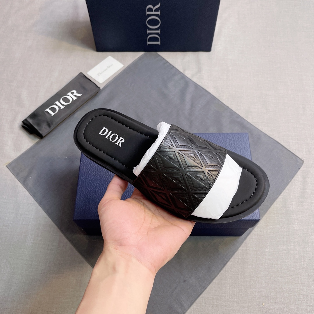 Dior 高仿 男款 經典壓紋寬帶拖鞋 休閒百搭設計| 10 Dior 高仿 男款 經典壓紋寬帶拖鞋 休閒百搭設計