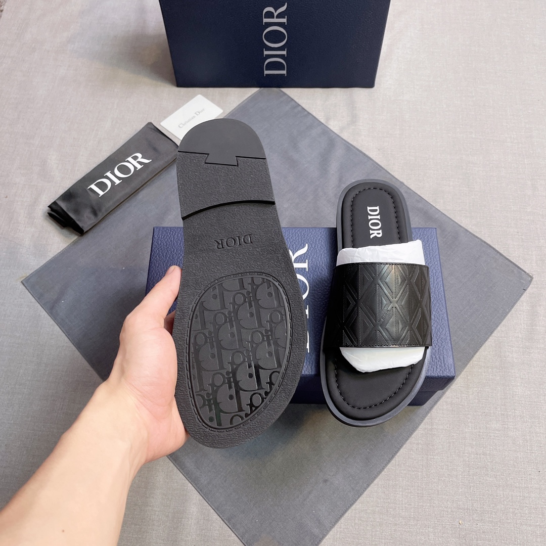 Dior 高仿 男款 經典壓紋寬帶拖鞋 休閒百搭設計| 8 Dior 高仿 男款 經典壓紋寬帶拖鞋 休閒百搭設計