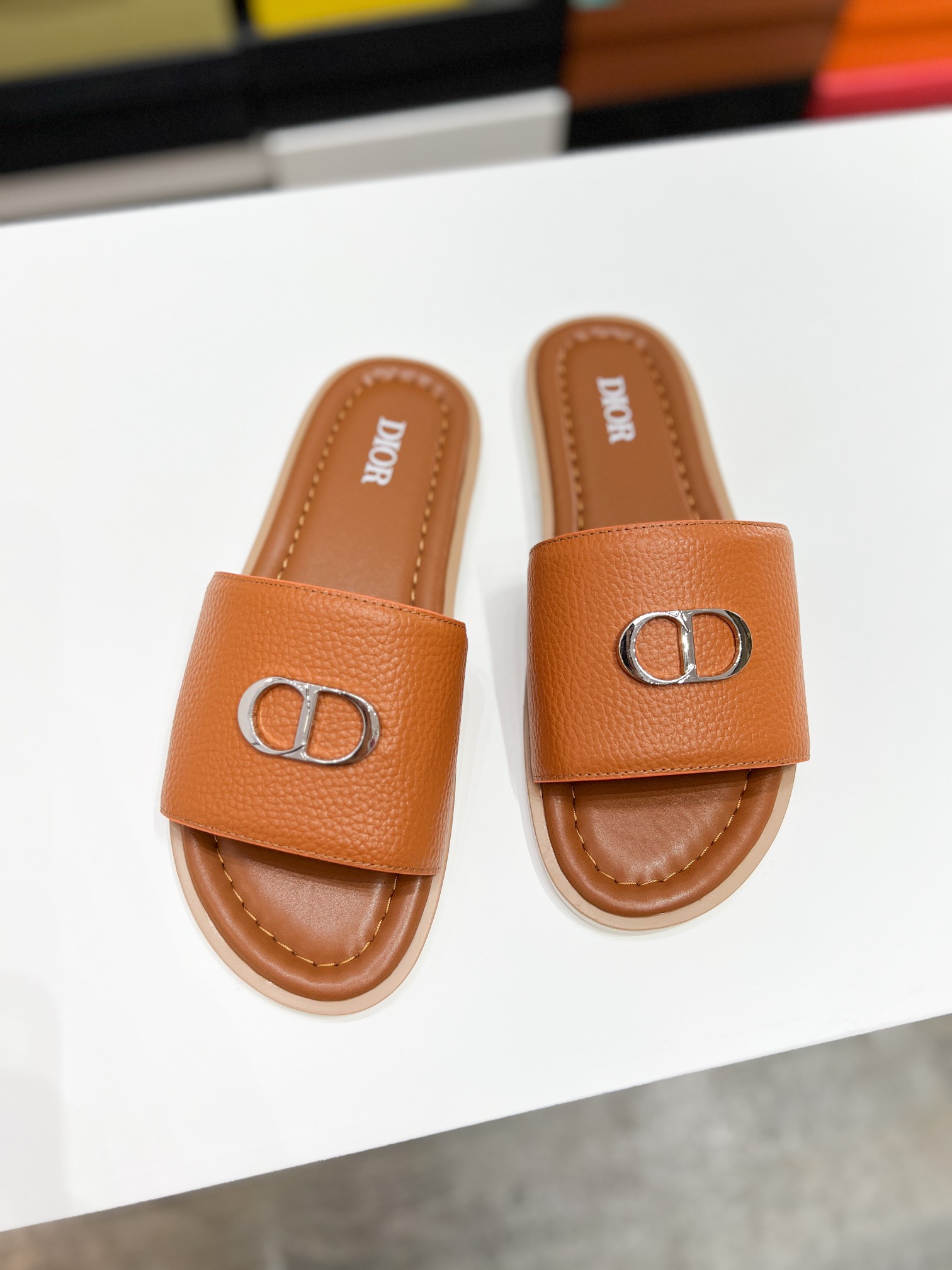 DIOR A貨 男款CD皮革拖鞋 棕色休閒涼拖| 7 DIOR A貨 男款CD皮革拖鞋 棕色休閒涼拖