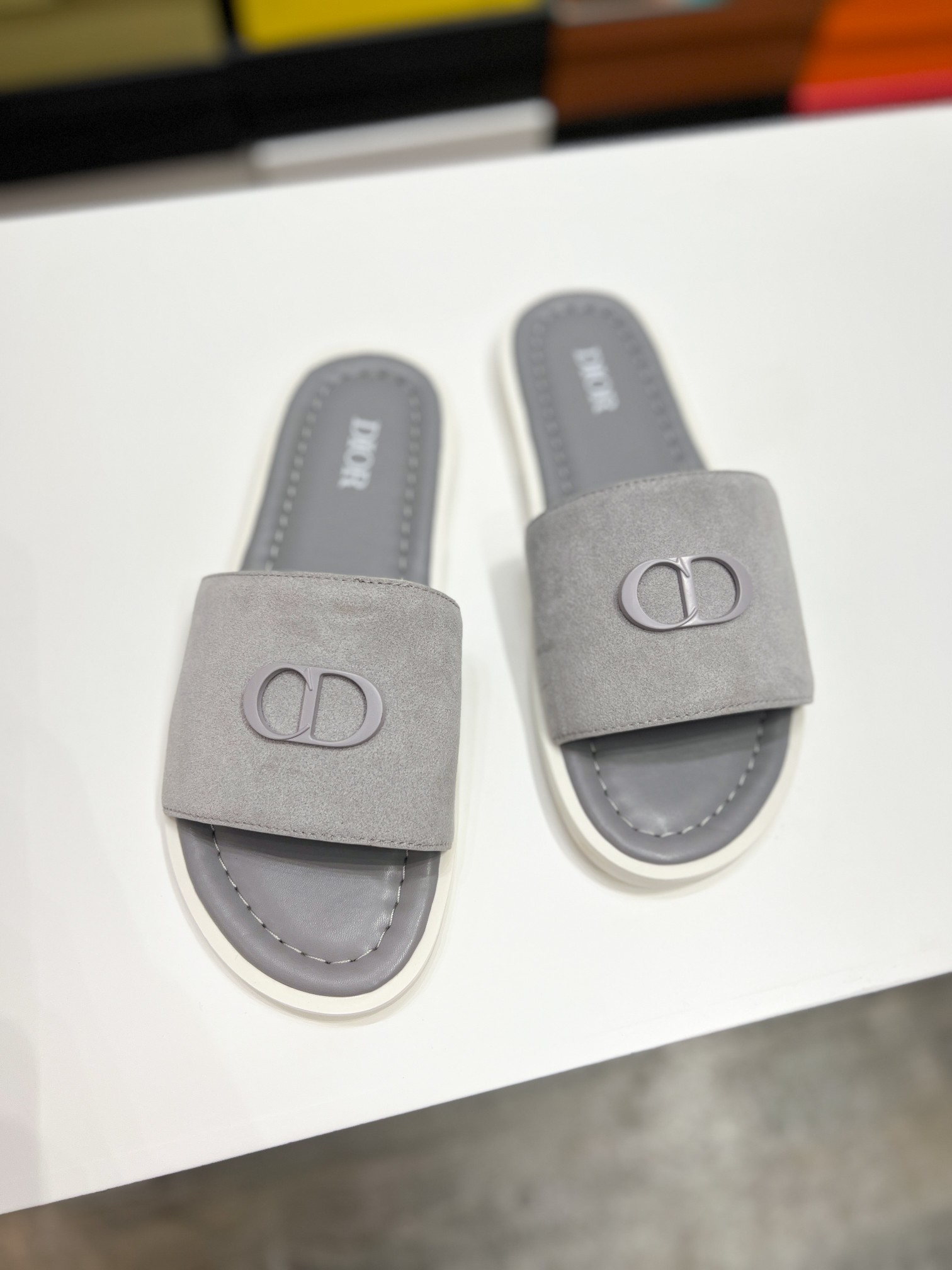 DIOR 高仿 男款CD麂皮拖鞋 灰色優雅涼拖| 8 DIOR 高仿 男款CD麂皮拖鞋 灰色優雅涼拖