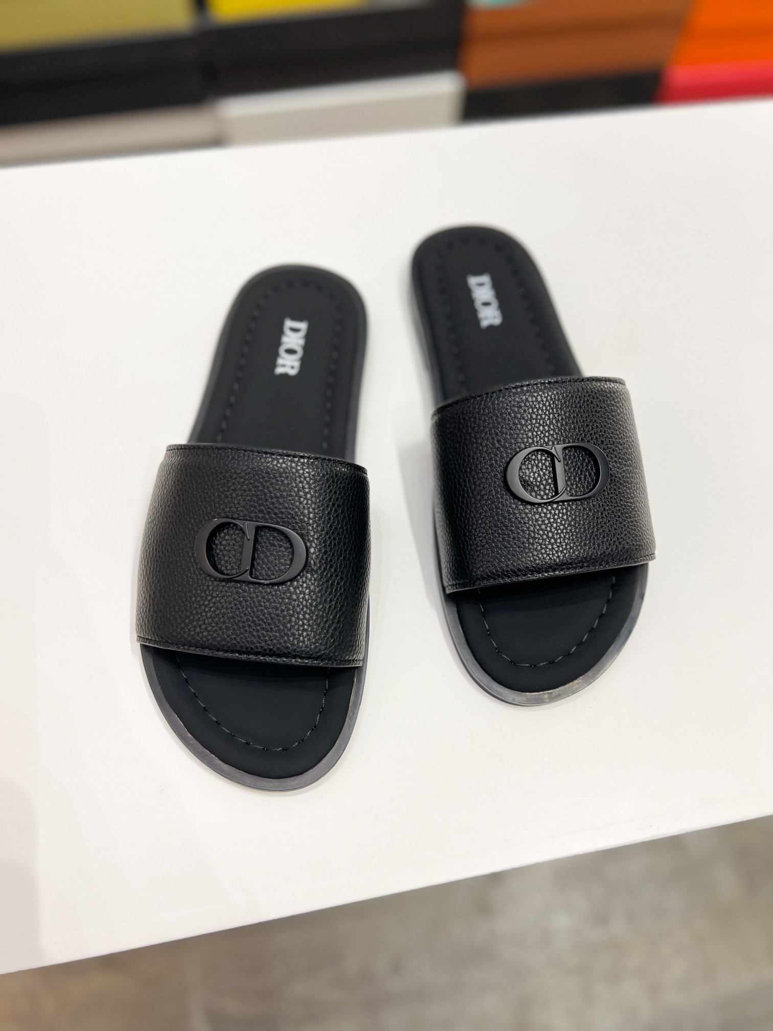 DIOR 高仿 男款CD麂皮拖鞋 黑色優雅拖鞋| 7 DIOR 高仿 男款CD麂皮拖鞋 黑色優雅拖鞋