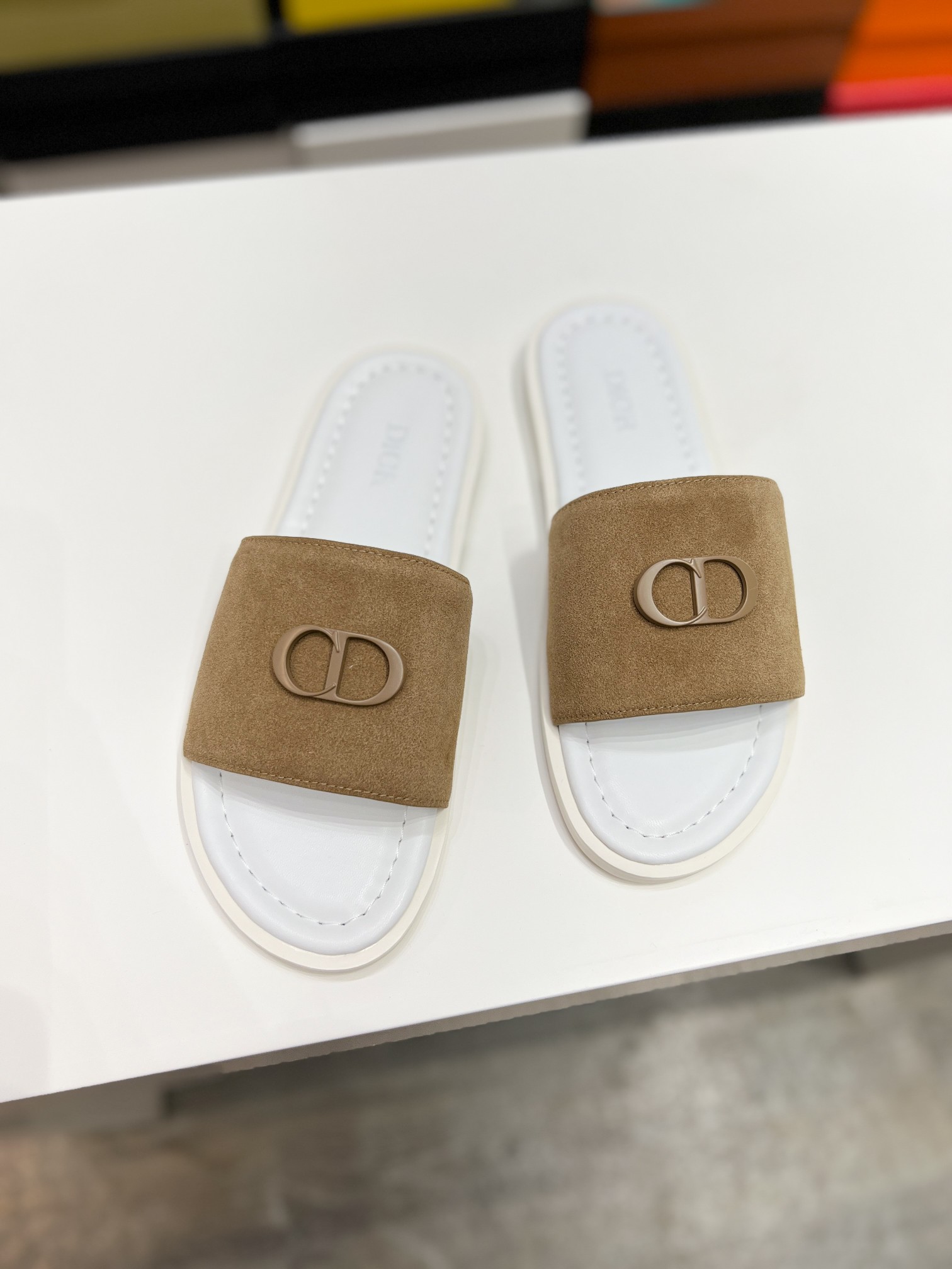 DIOR 高仿 男款CD麂皮拖鞋 米棕色休閒涼拖 百搭輕奢款| 7 DIOR 高仿 男款CD麂皮拖鞋 米棕色休閒涼拖 百搭輕奢款