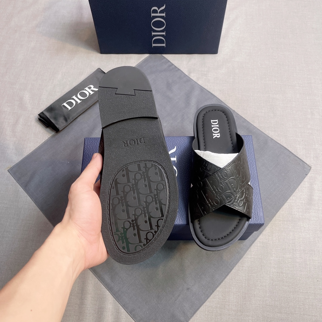 DIOR 高仿 男款CD交叉壓紋拖鞋 黑色休閒涼拖| 8 DIOR 高仿 男款CD交叉壓紋拖鞋 黑色休閒涼拖