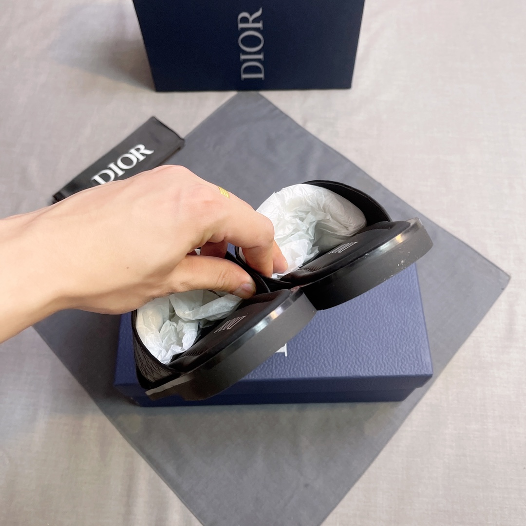 DIOR 高仿 男款CD交叉壓紋拖鞋 黑色休閒涼拖| 7 DIOR 高仿 男款CD交叉壓紋拖鞋 黑色休閒涼拖
