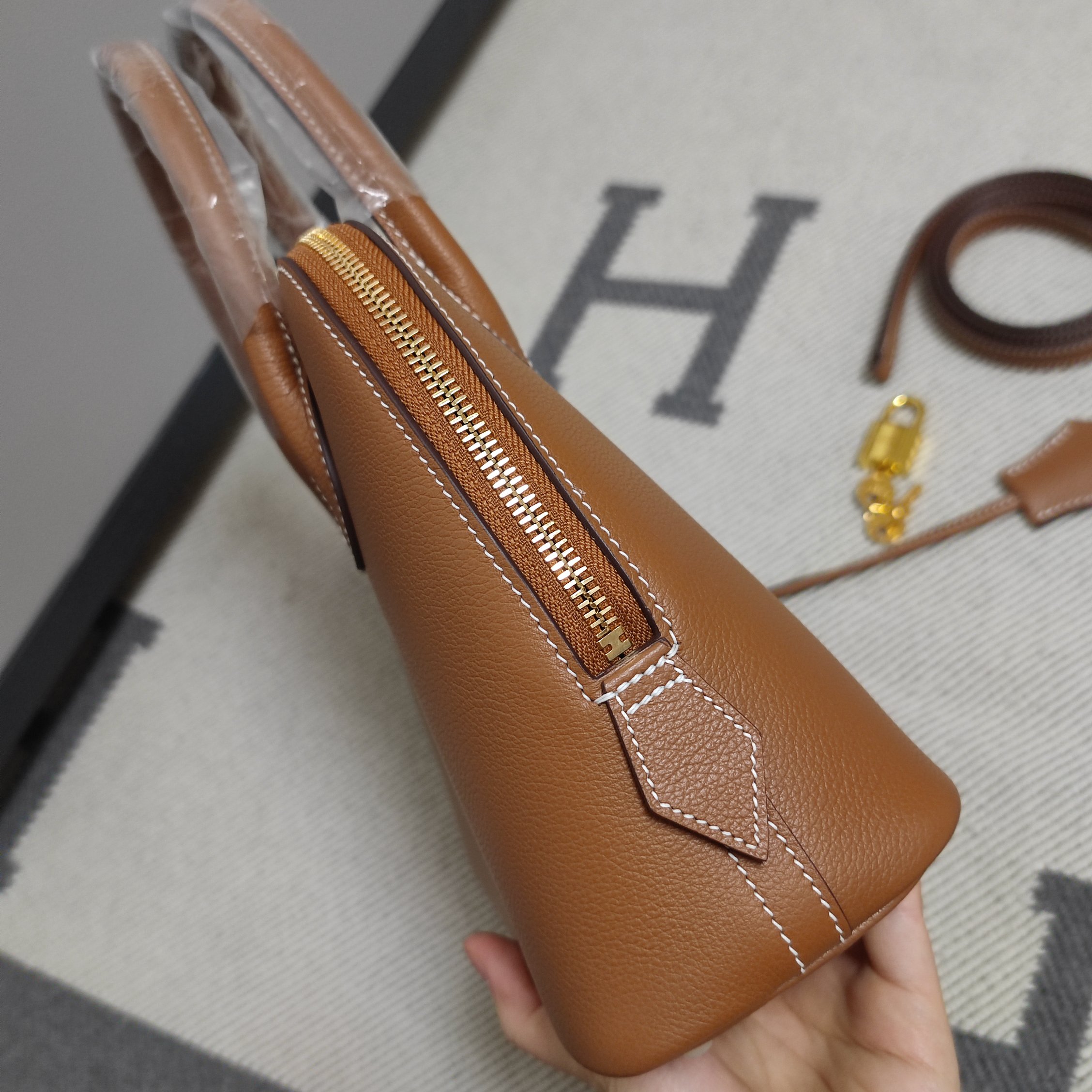 Hermes 高仿 女款 Bolide 手提包 焦糖棕經典百搭款| 12 Hermes 高仿 女款 Bolide 手提包 焦糖棕經典百搭款
