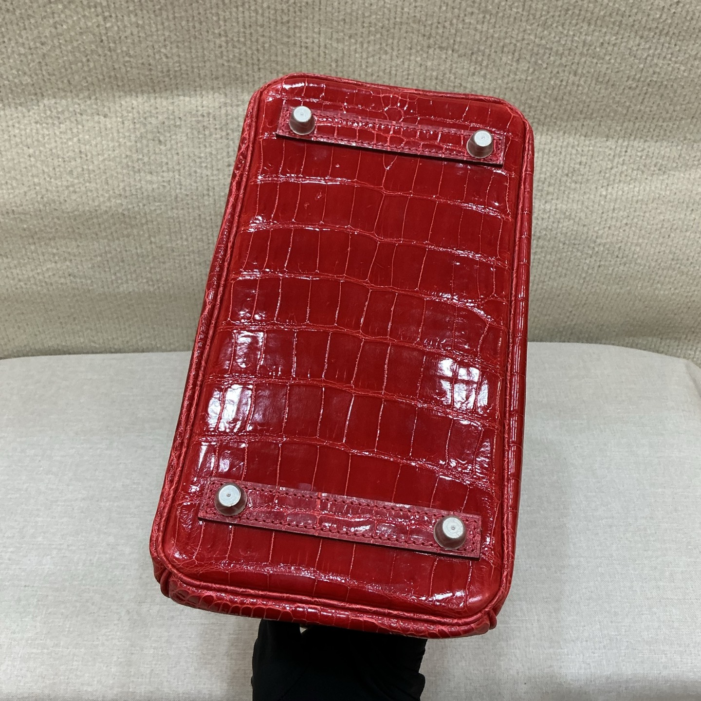 Hermes 高仿 女款 Birkin 鱷魚壓紋手提包 經典亮紅奢華款| 15 Hermes 高仿 女款 Birkin 鱷魚壓紋手提包 經典亮紅奢華款