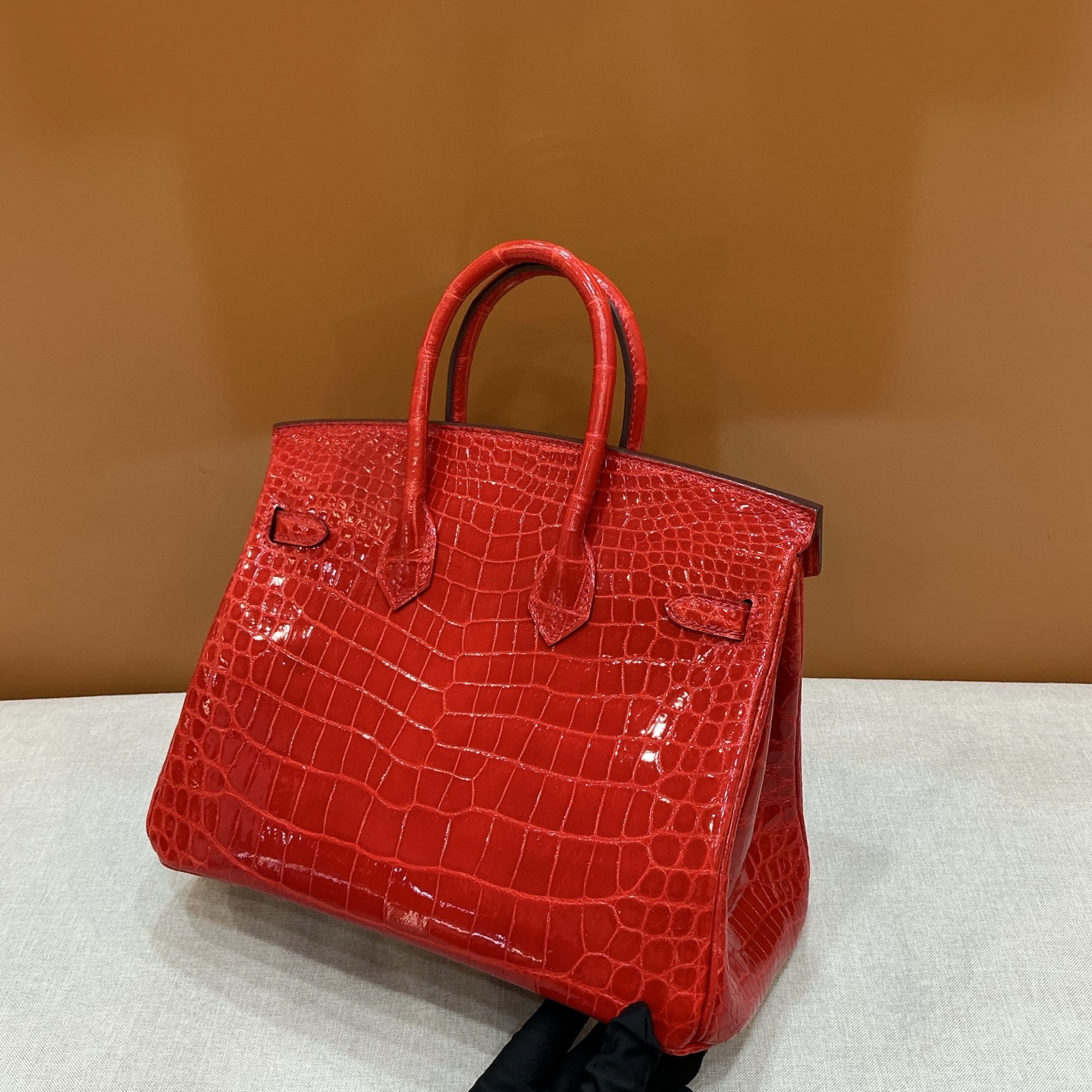 Hermes 高仿 女款 Birkin 鱷魚壓紋手提包 經典亮紅奢華款| 14 Hermes 高仿 女款 Birkin 鱷魚壓紋手提包 經典亮紅奢華款