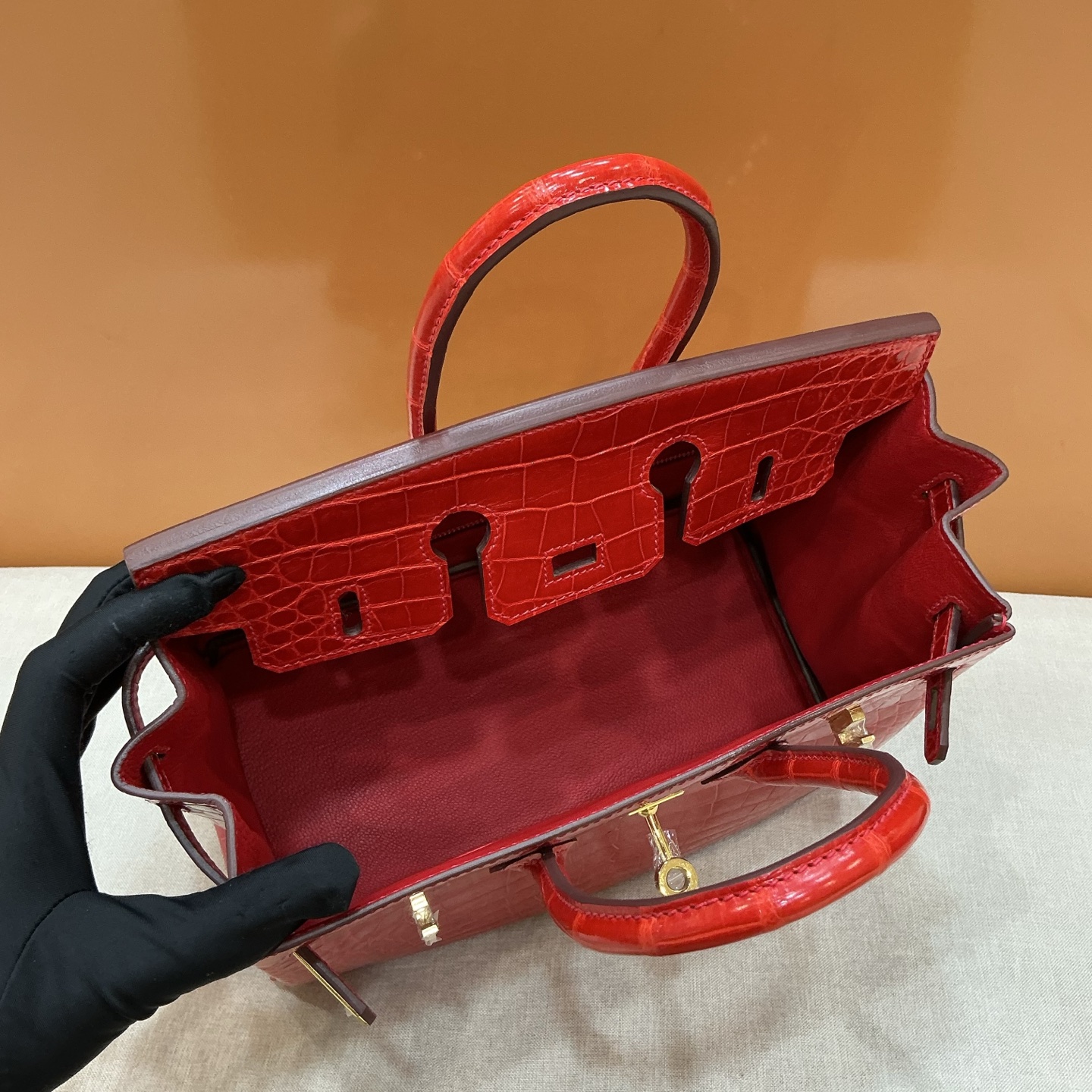 Hermes 高仿 女款 Birkin 鱷魚壓紋手提包 經典亮紅奢華款| 13 Hermes 高仿 女款 Birkin 鱷魚壓紋手提包 經典亮紅奢華款