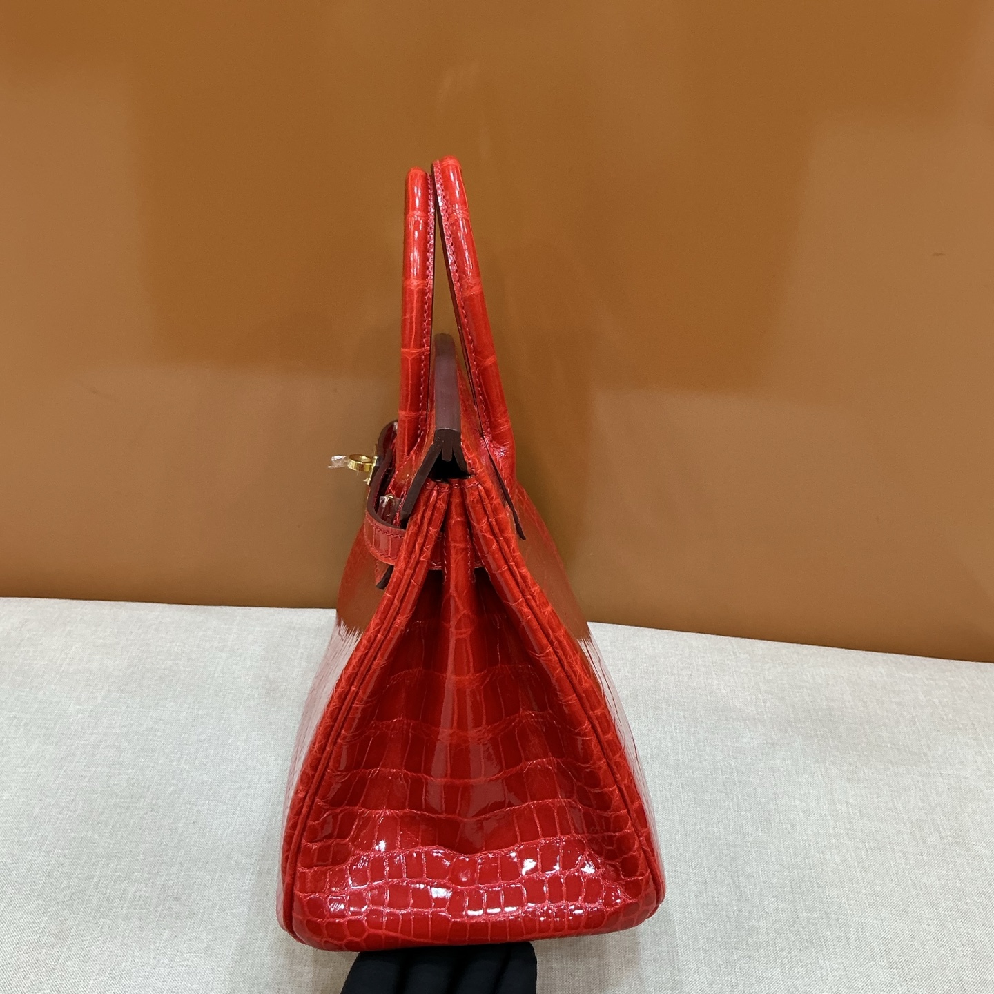 Hermes 高仿 女款 Birkin 鱷魚壓紋手提包 經典亮紅奢華款| 12 Hermes 高仿 女款 Birkin 鱷魚壓紋手提包 經典亮紅奢華款