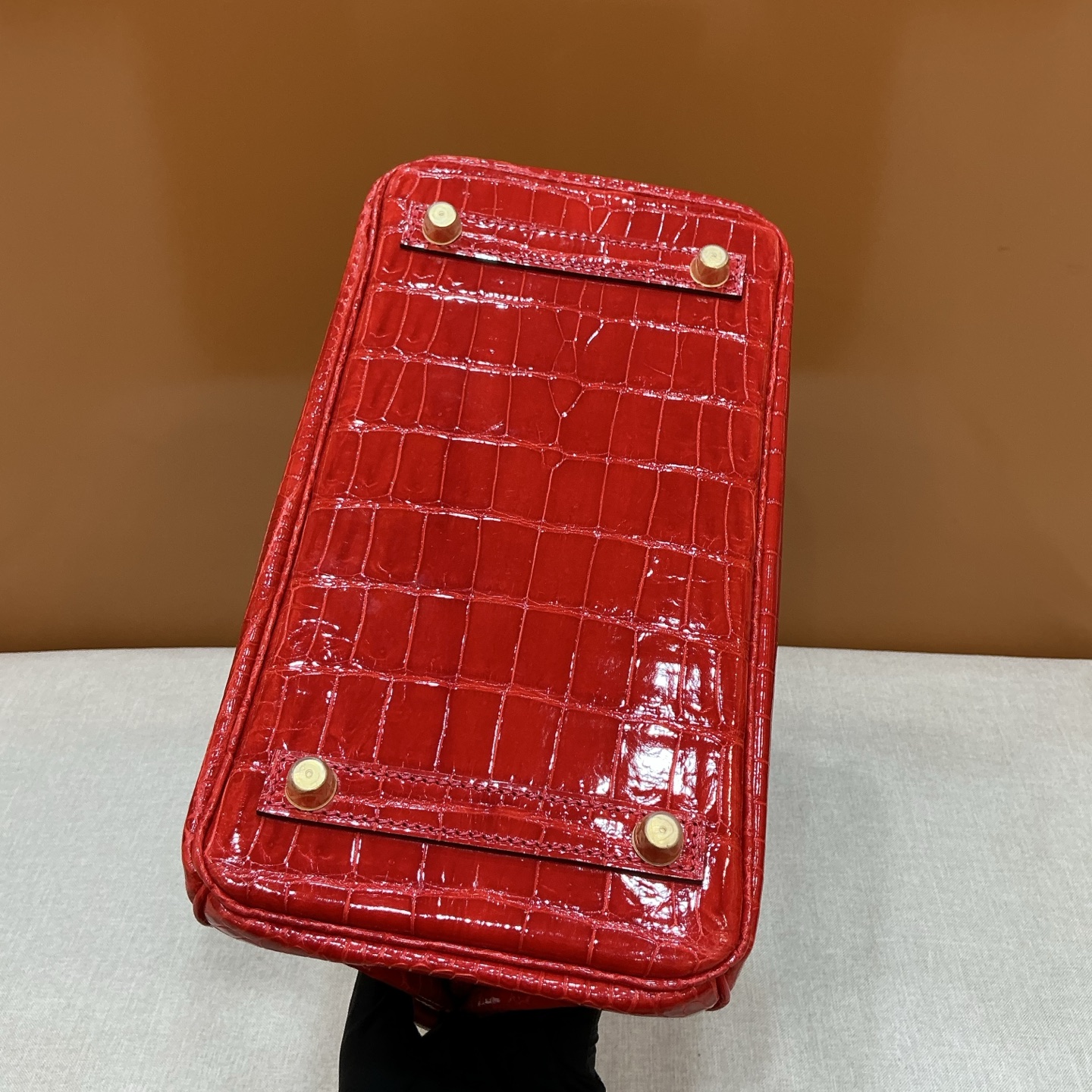 Hermes 高仿 女款 Birkin 鱷魚壓紋手提包 經典亮紅奢華款| 11 Hermes 高仿 女款 Birkin 鱷魚壓紋手提包 經典亮紅奢華款