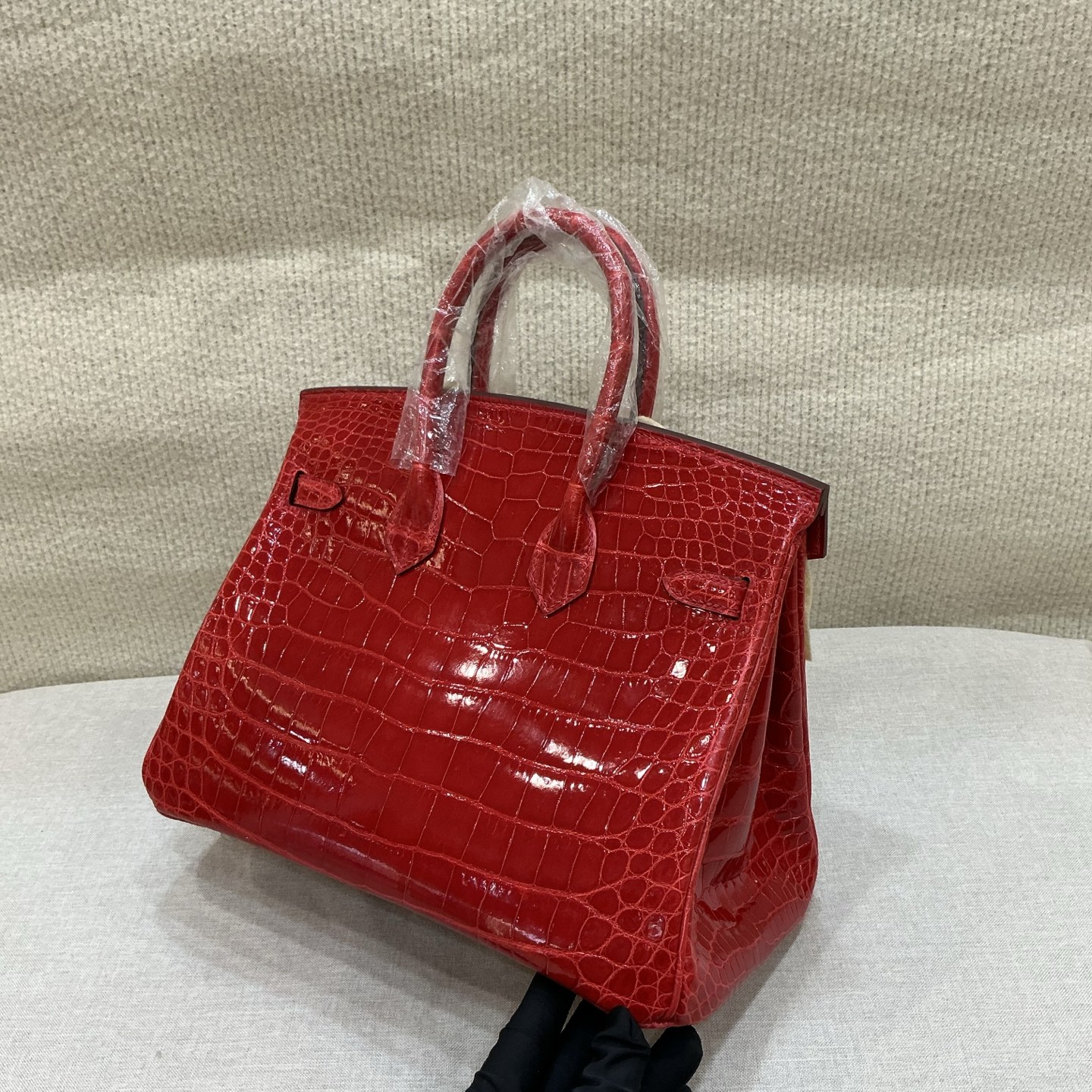 Hermes 高仿 女款 Birkin 鱷魚壓紋手提包 經典亮紅奢華款| 9 Hermes 高仿 女款 Birkin 鱷魚壓紋手提包 經典亮紅奢華款