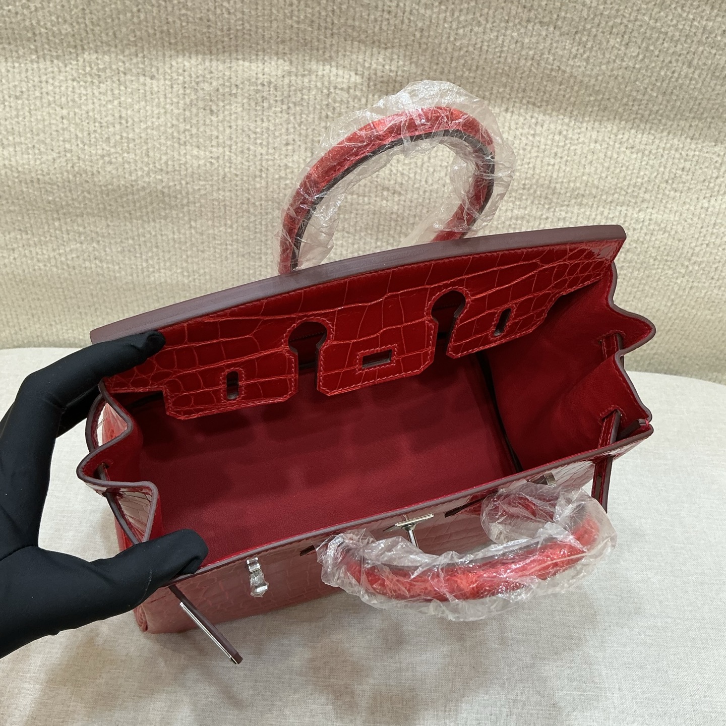 Hermes 高仿 女款 Birkin 鱷魚壓紋手提包 經典亮紅奢華款| 8 Hermes 高仿 女款 Birkin 鱷魚壓紋手提包 經典亮紅奢華款