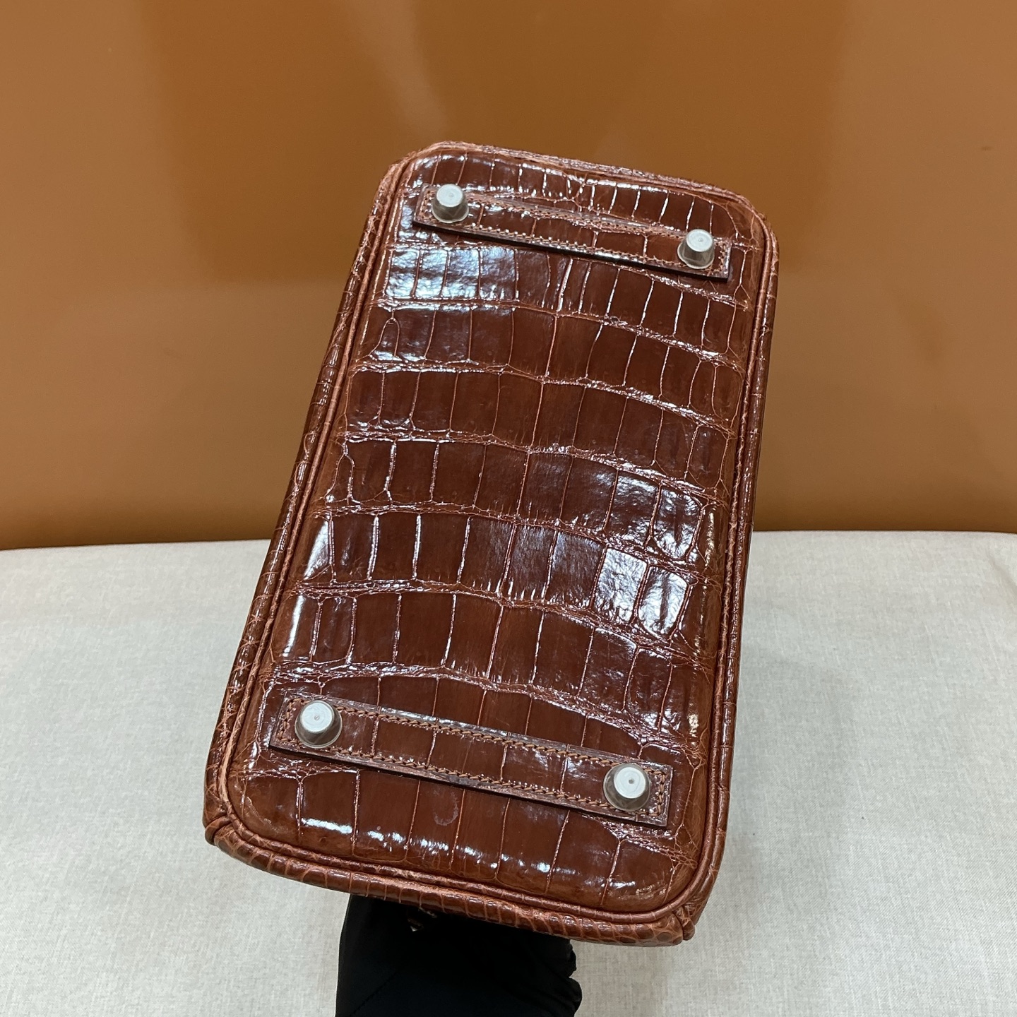 Hermes 高仿 女款 Birkin 鱷魚紋手提包 焦糖棕優雅款| 15 Hermes 高仿 女款 Birkin 鱷魚紋手提包 焦糖棕優雅款