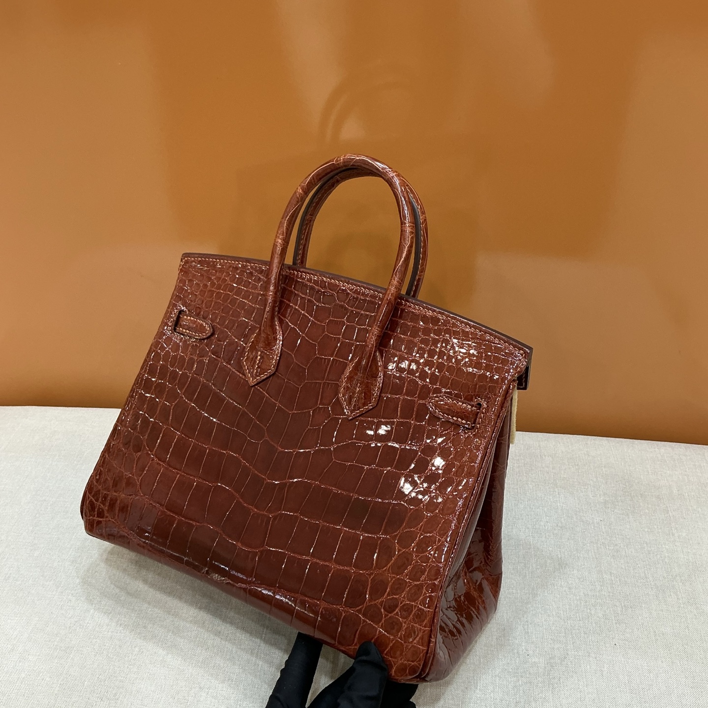 Hermes 高仿 女款 Birkin 鱷魚紋手提包 焦糖棕優雅款| 14 Hermes 高仿 女款 Birkin 鱷魚紋手提包 焦糖棕優雅款